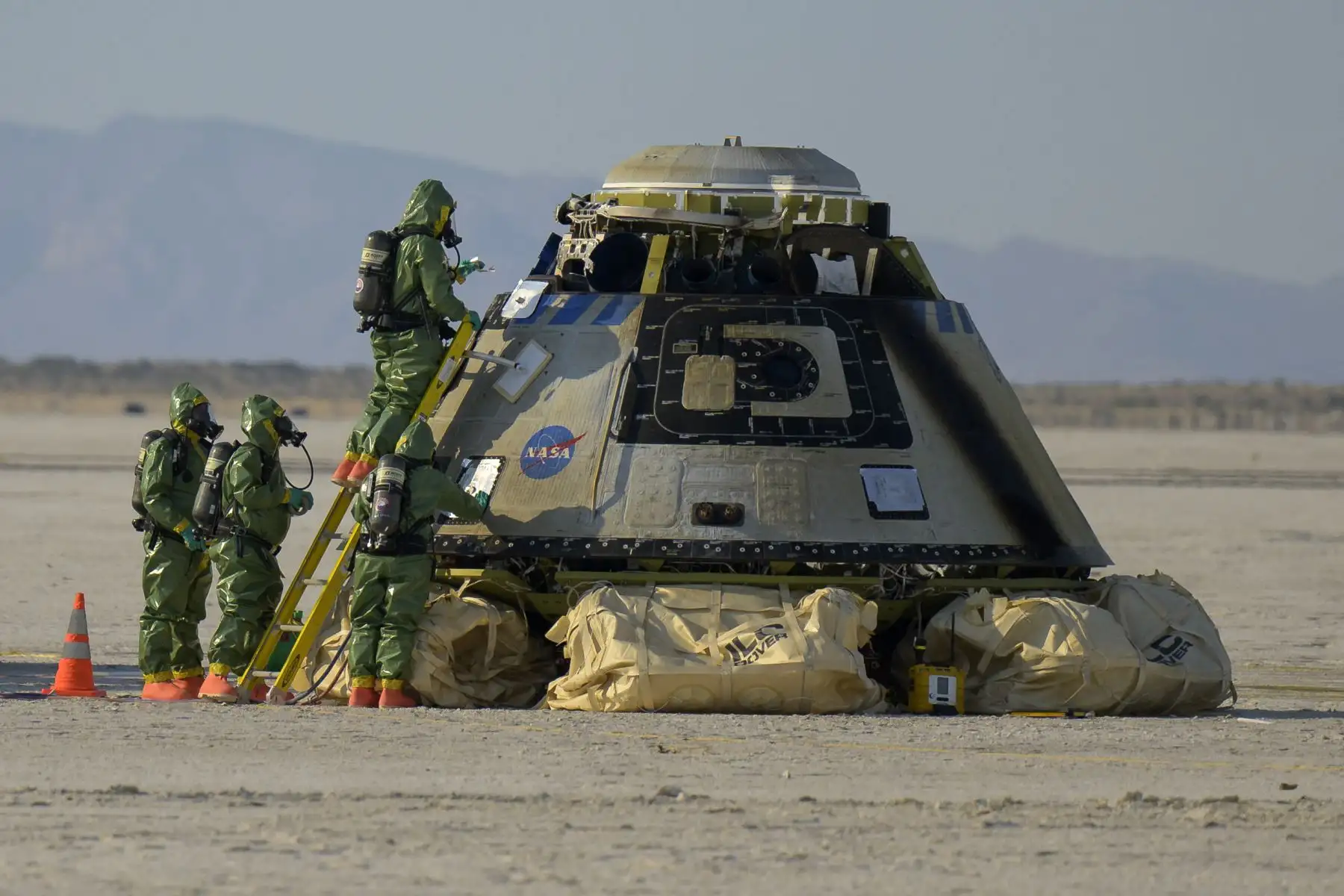 En esta imagen cortesía de la NASA, Boeing y los equipos de la NASA trabajan alrededor de la nave espacial CST-100 Starliner de Boeing después de que aterrizó en el puerto espacial de White Sands Missile Range, el 25 de mayo de 2022, en Nuevo México.
Foto: NASA/AFP