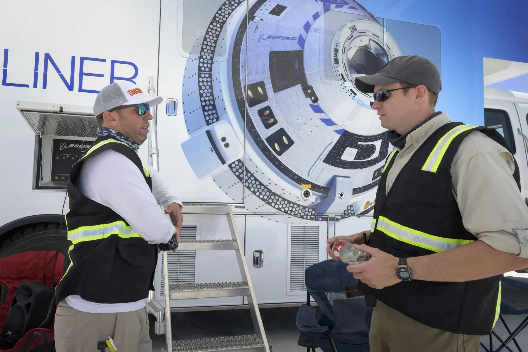 En esta imagen cortesía de la NASA, el director de recuperación de Boeing, Bryan Gartner, a la izquierda, y el director de lanzamiento de Boeing Starliner, Louis Atchison, se preparan para el aterrizaje de la nave espacial CST-100 Starliner de Boeing en el Space Har de White Sands Missile Range.
Foto: NASA/AFP