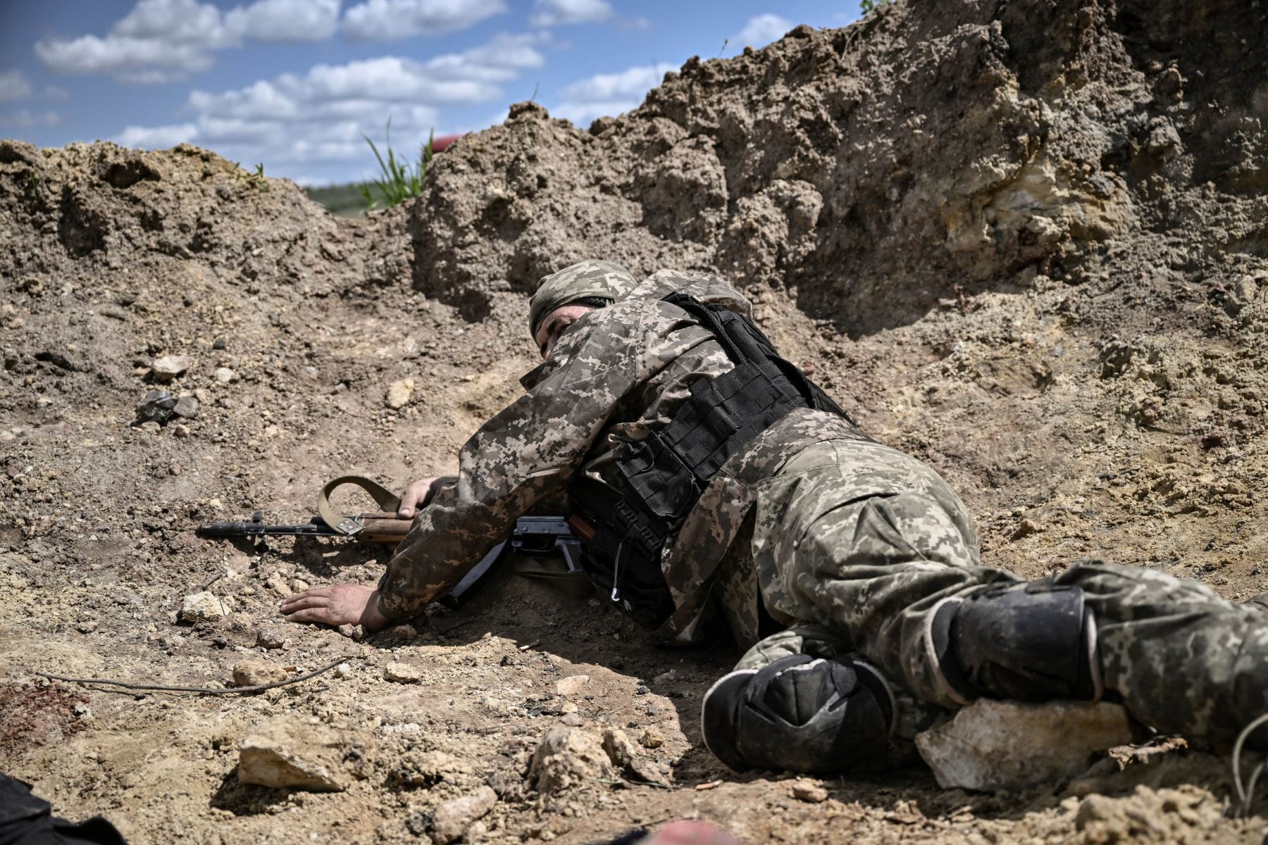 Un militar ucraniano se pone a cubierto durante un bombardeo en las afueras de la ciudad de Lysychansk, en la región oriental de Ucrania de Donbas. Foto: AFP