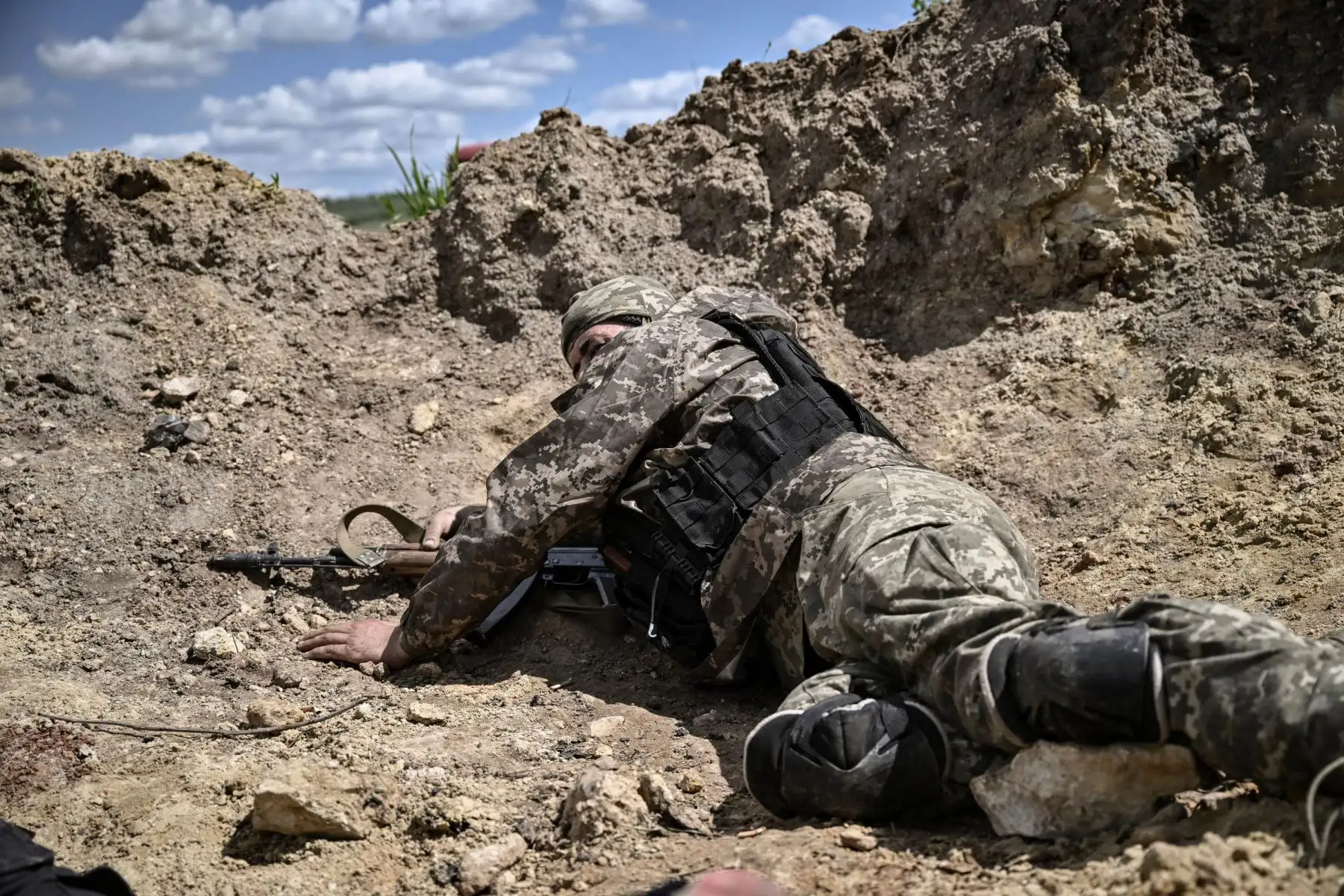 Un militar ucraniano se pone a cubierto durante un bombardeo en las afueras de la ciudad de Lysychansk, en la región oriental de Ucrania de Donbas. Foto: AFP