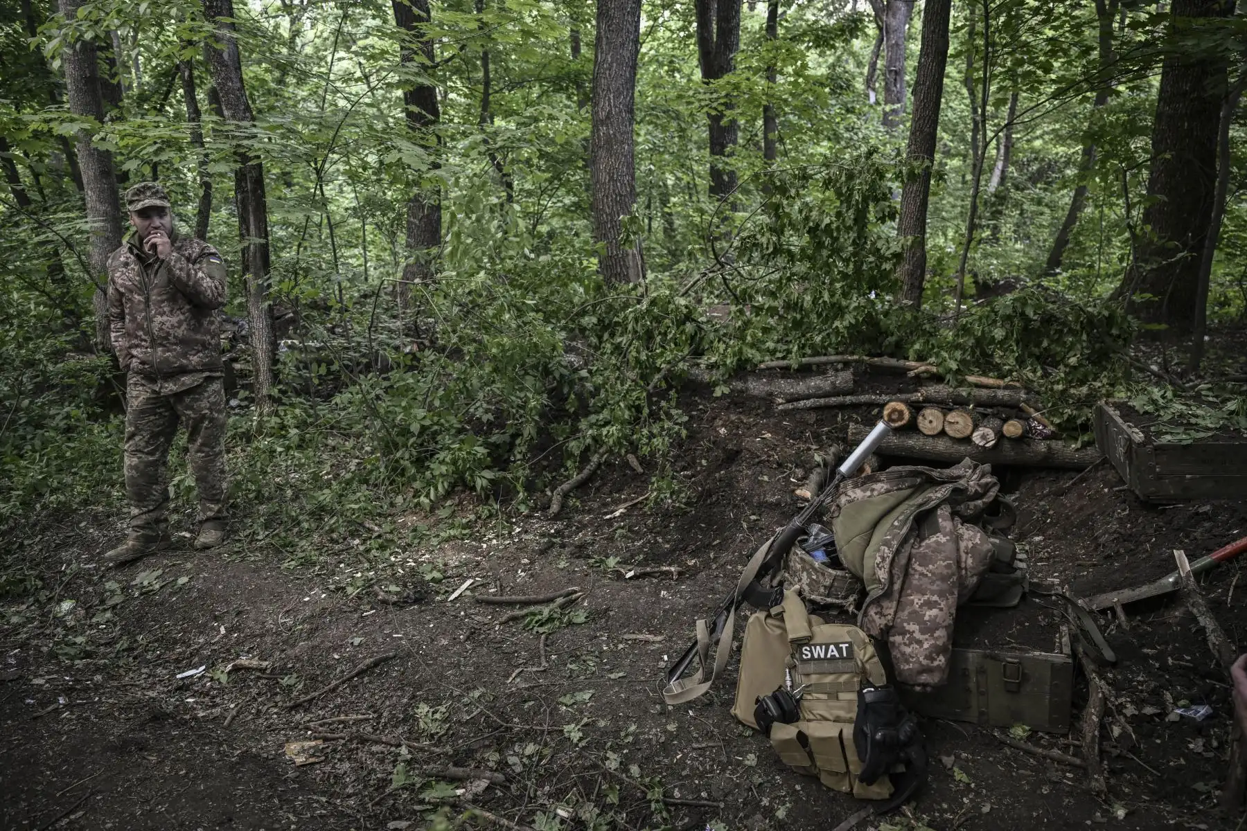 Un soldado ucraniano fuma un cigarrillo en el campamento base de primera línea en la región de Donbas. Foto: AFP