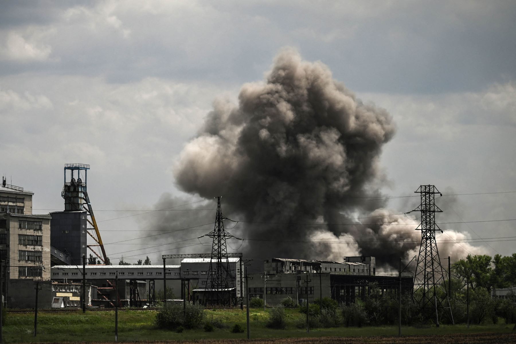 El humo y la suciedad ascienden en una fábrica en la ciudad de Soledar, en la región oriental de Ucrania de Donbas. Foto: AFP