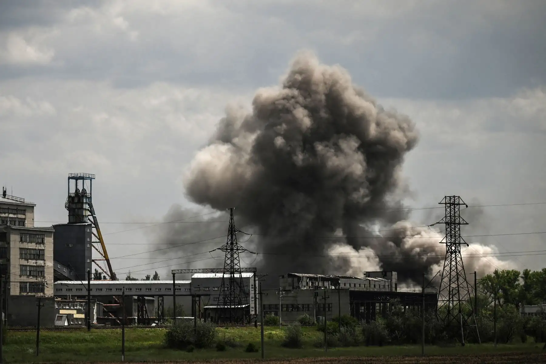 El humo y la suciedad ascienden en una fábrica en la ciudad de Soledar, en la región oriental de Ucrania de Donbas. Foto: AFP