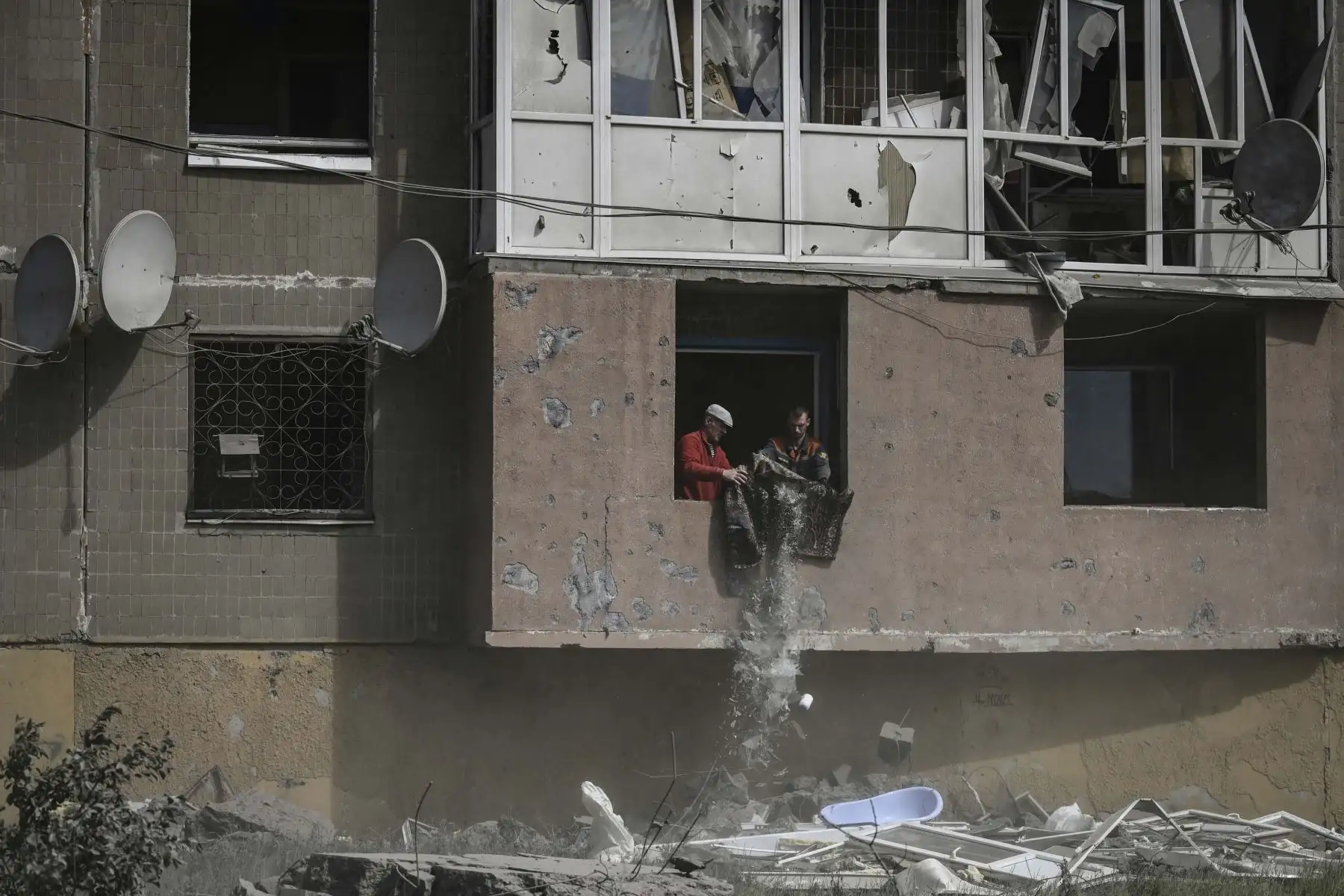 Dos hombres limpian su apartamento destruido en la región oriental de Ucrania de Donbas. Foto: AFP