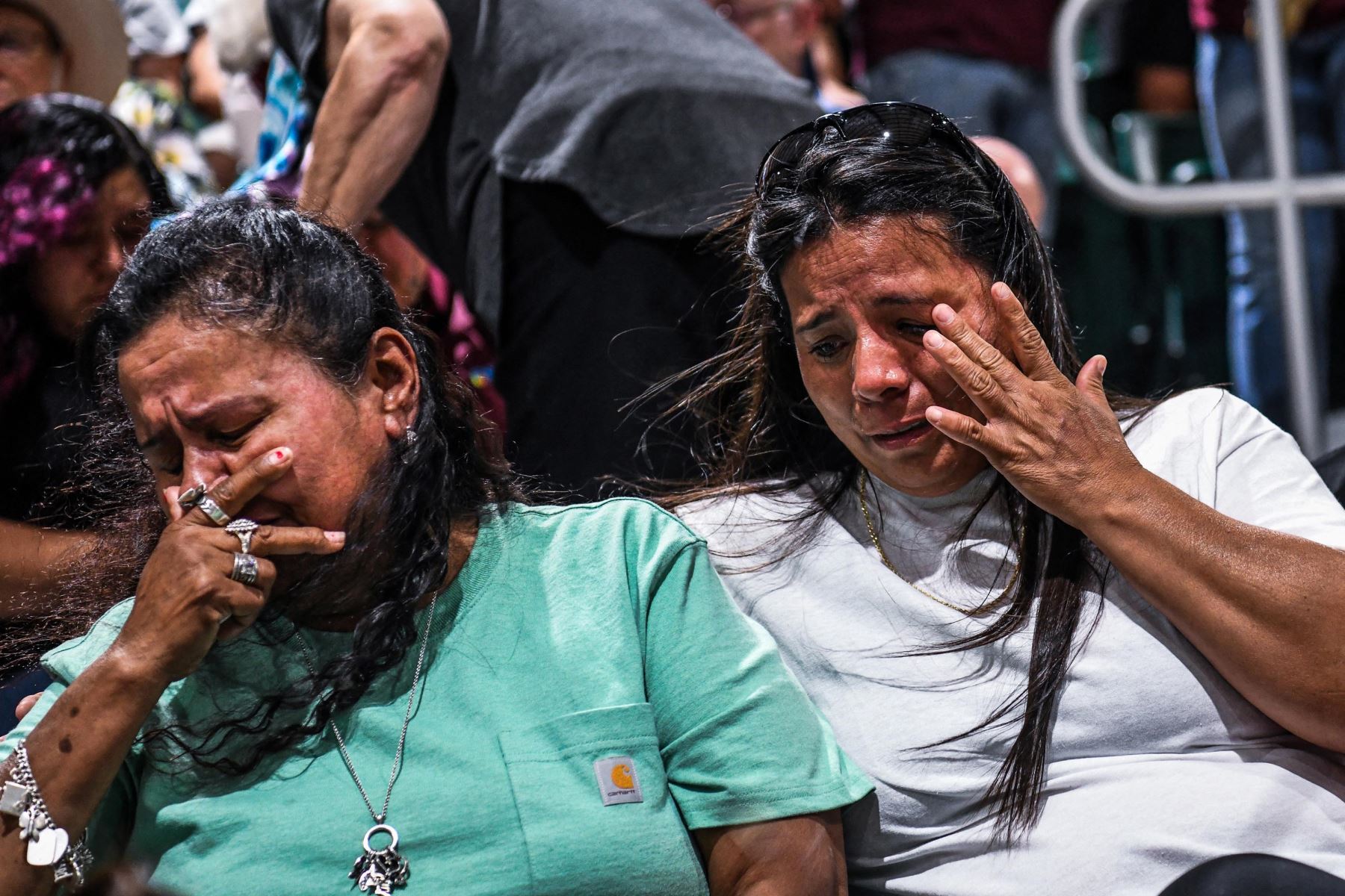 La gente llora mientras asiste a la vigilia por las víctimas del tiroteo masivo en la Escuela Primaria Robb en Uvalde, Texas. Foto: AFP