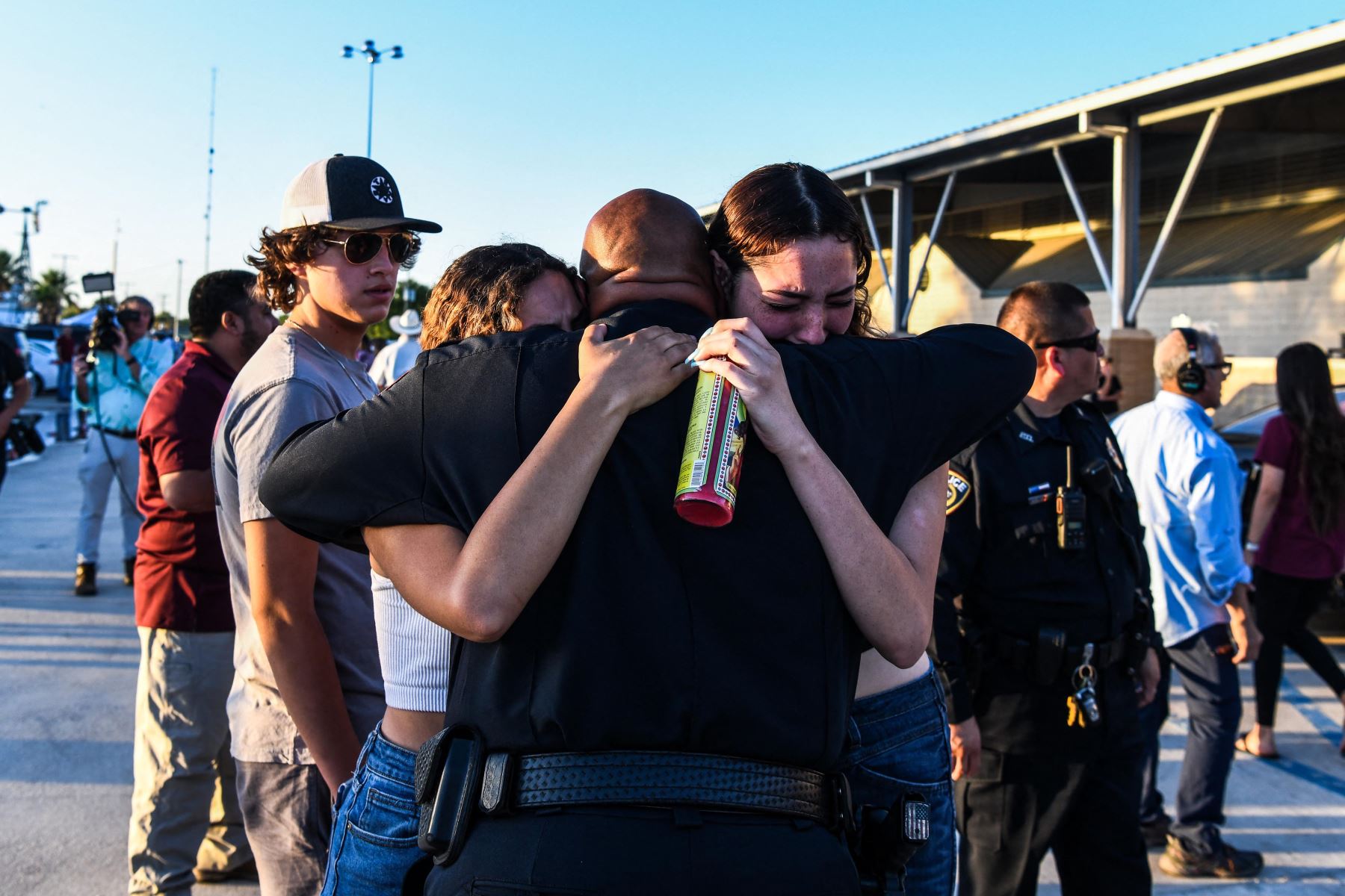 La gente llora mientras asiste a una vigilia por las víctimas del tiroteo masivo en la Escuela Primaria Robb en Uvalde, Texas. Foto: AFP