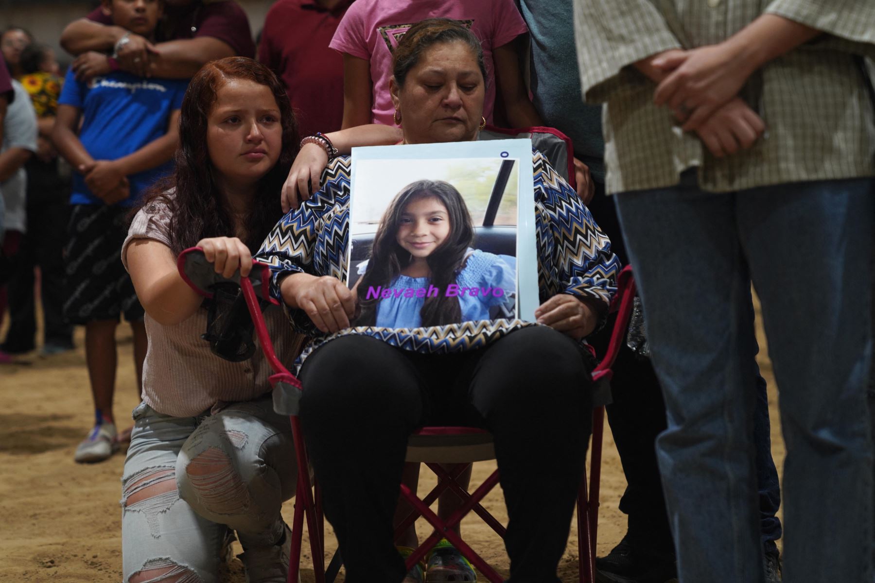 Una mujer sostiene una foto de una niña quien murió en el tiroteo masivo, durante una vigilia por las víctimas del tiroteo masivo en la Escuela Primaria Robb en Uvalde, Texas. Foto: AFP