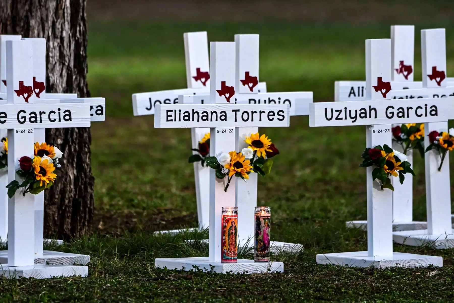 Cruces adornan un monumento improvisado para las víctimas del tiroteo en la Escuela Primaria Robb en Uvalde, Texas. Foto: AFP