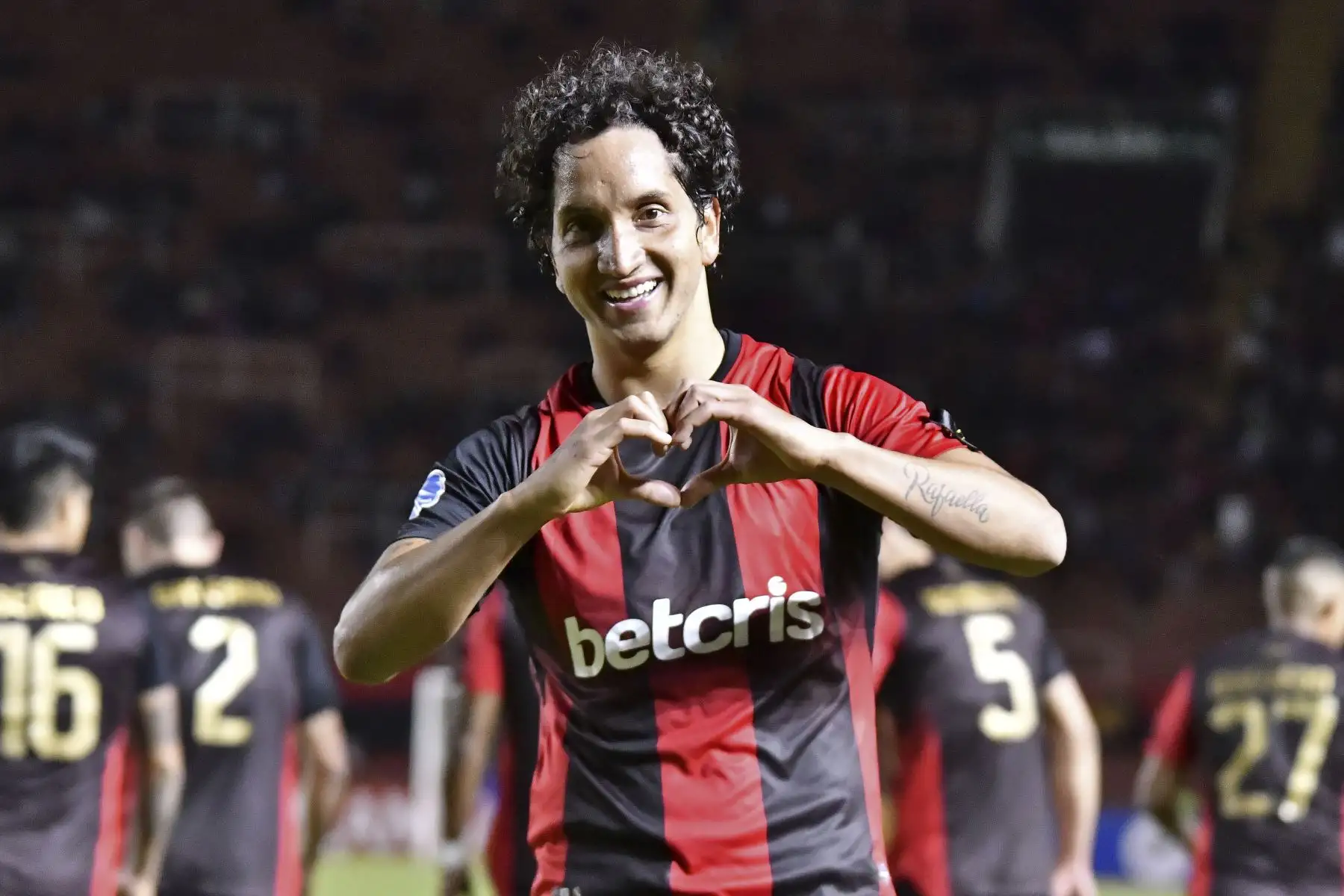 El jugador del Melgar Jean Pierre Archimbaud, celebra después de marcar un gol contra Cuiabá de Brasil durante el partido de fútbol de la fase de grupos de la Copa Sudamericana jugado el día de hoy en el estadio Monumental de la UNSA en Arequipa, Perú.
Foto: AFP