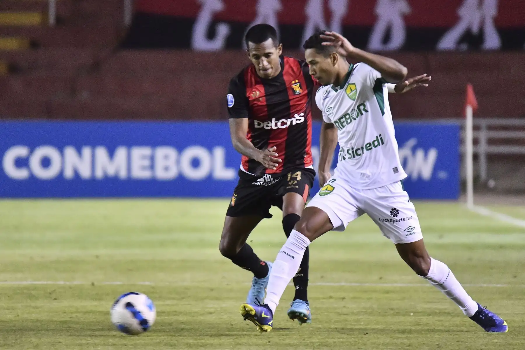 El peruano Melgar Jhonny Vidales y Joao Lucas del Cuiabá de Brasil  compiten por el balón durante el partido de fútbol de la fase de grupos de la Copa Sudamericana jugado el día de hoy en el estadio Monumental de la UNSA en Arequipa, Perú, el 26 de mayo de 2022.
Foto: AFP