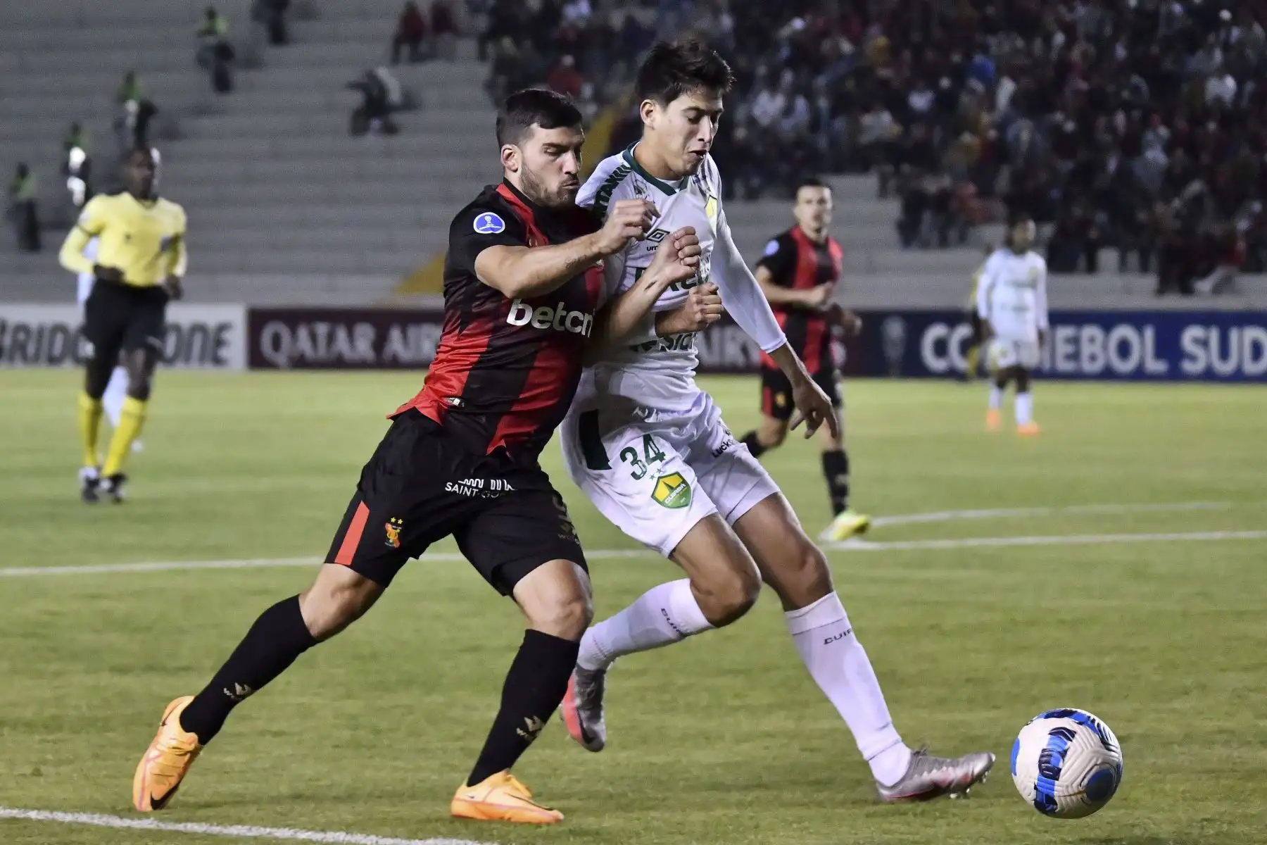 El peruano del Melgar, Bernardo Cuesta y el paraguayo Juan Miguel Ojeda, del Cuiaba de Brasil, compiten por el balón durante el partido de fútbol de la fase de grupos de la Copa Sudamericana jugado el día de hoy en el estadio Monumental de la UNSA en Arequipa, Perú.
Foto: AFP
