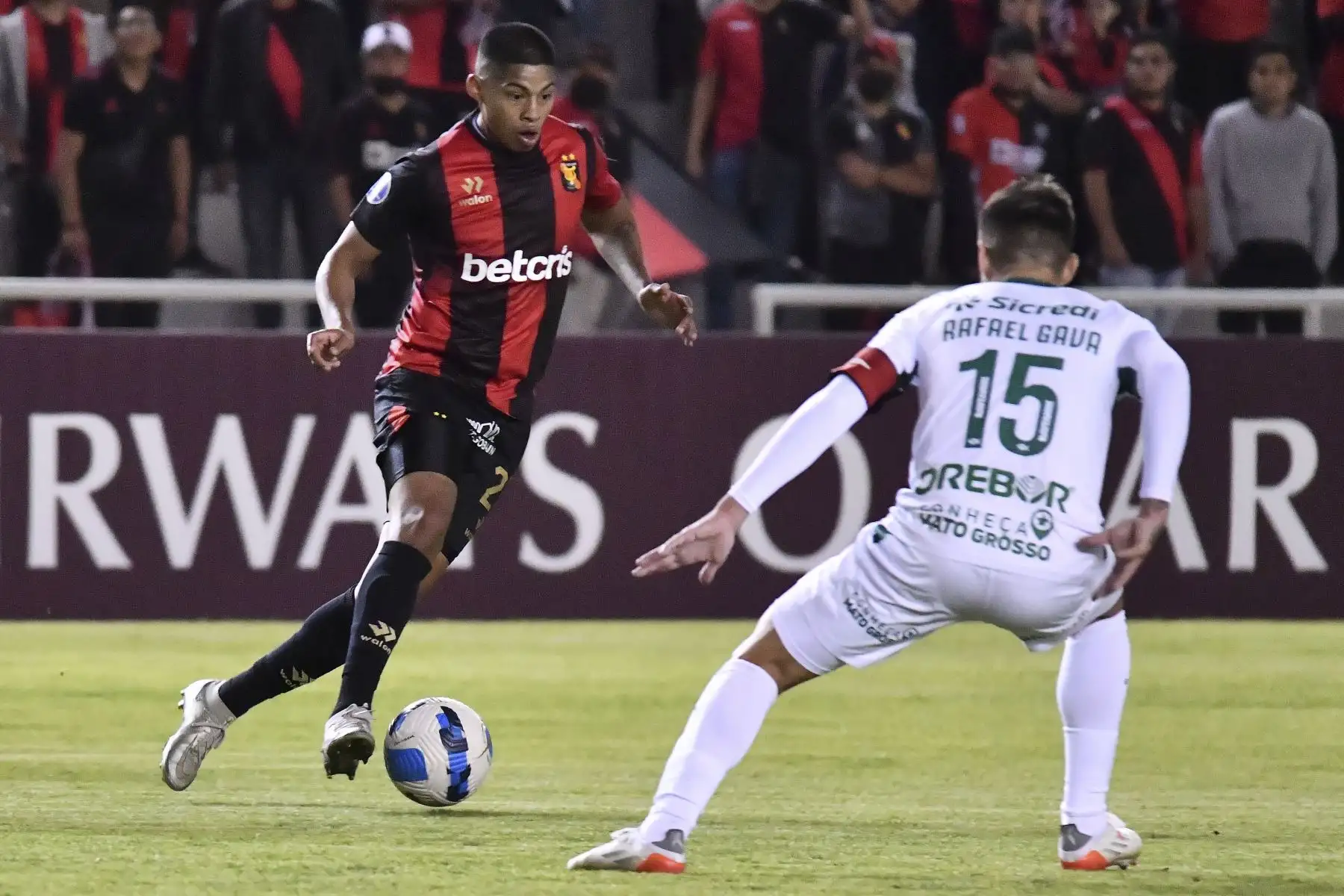 El jugador del Melgar, Kevin Quevedo del Melgar y Rafael Gava, del Cuiaba de Brasil compiten por el balón durante el partido de fútbol de la fase de grupos de la Copa Sudamericana jugado el día de hoy en el estadio Monumental de la UNSA en Arequipa, Perú.
Foto: AFP