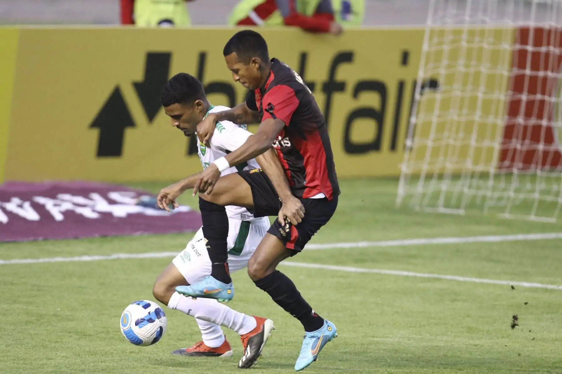 El jugador del Melgar, Kevin Quevedo del Melgar compite por el balón con jugador del Cuiaba de Brasil durante el partido de fútbol de la fase de grupos de la Copa Sudamericana en el estadio Monumental de la UNSA en Arequipa, Perú.
Foto: DeChalaca/ Fredy Salcedo