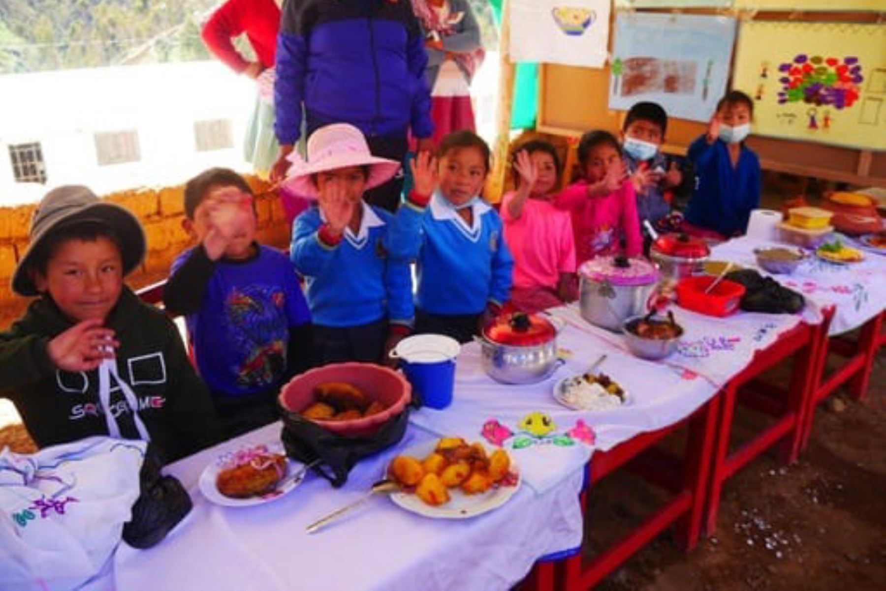 Niños expusieron en feria organizada en la plaza del centro poblado de Pisha del distrito de Pamparomás, región Áncash.