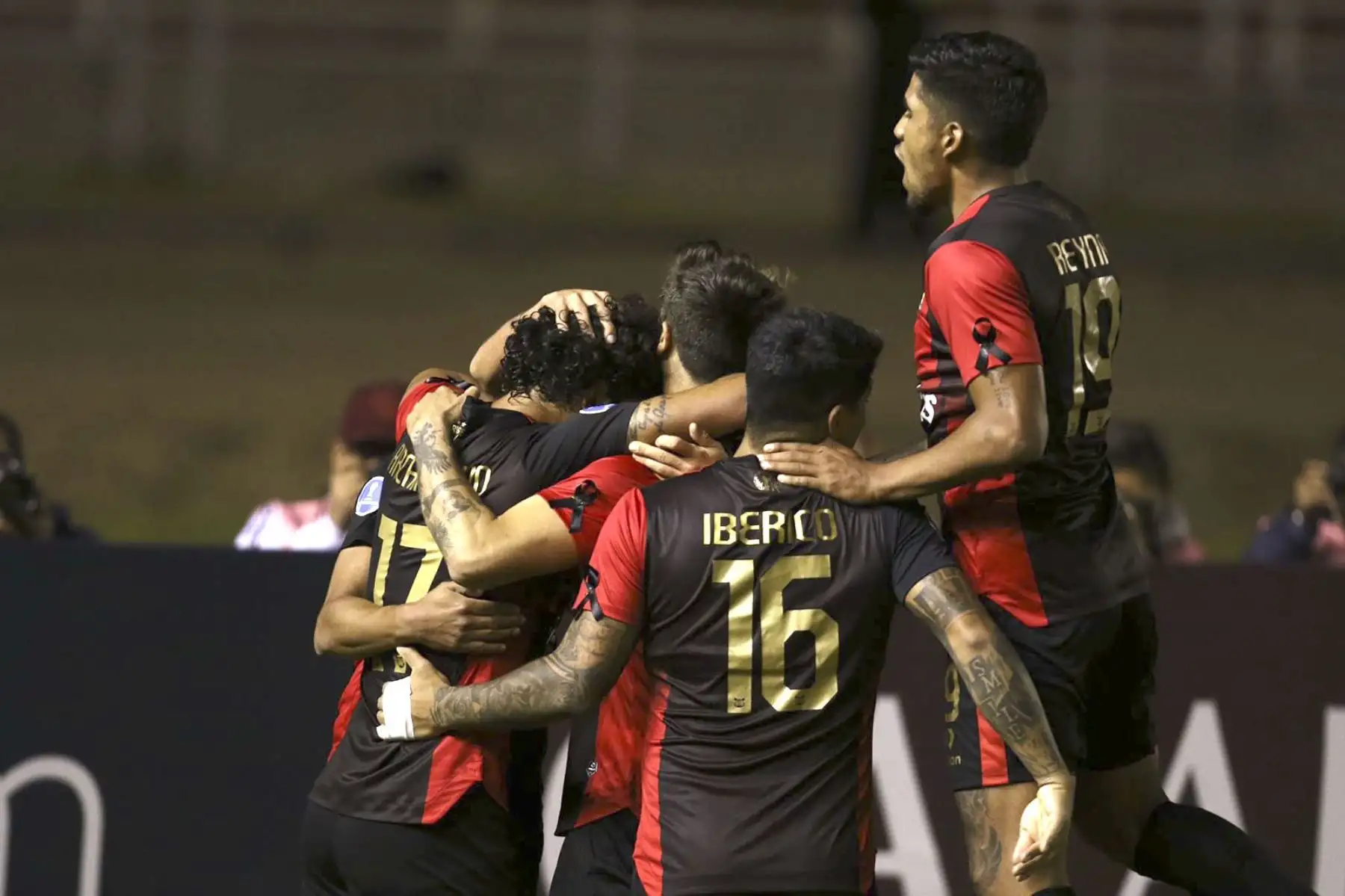 Los jugadores de Melgar de Perú celebran un gol durante el partido de fútbol de la fase de grupos de la Copa Sudamericana contra Cuiabá de Brasil, en el estadio Monumental de la UNSA en Arequipa, Perú, hoy 26 de mayo de 2022.
Foto: DeChalaca/ Freddy Salcedo
