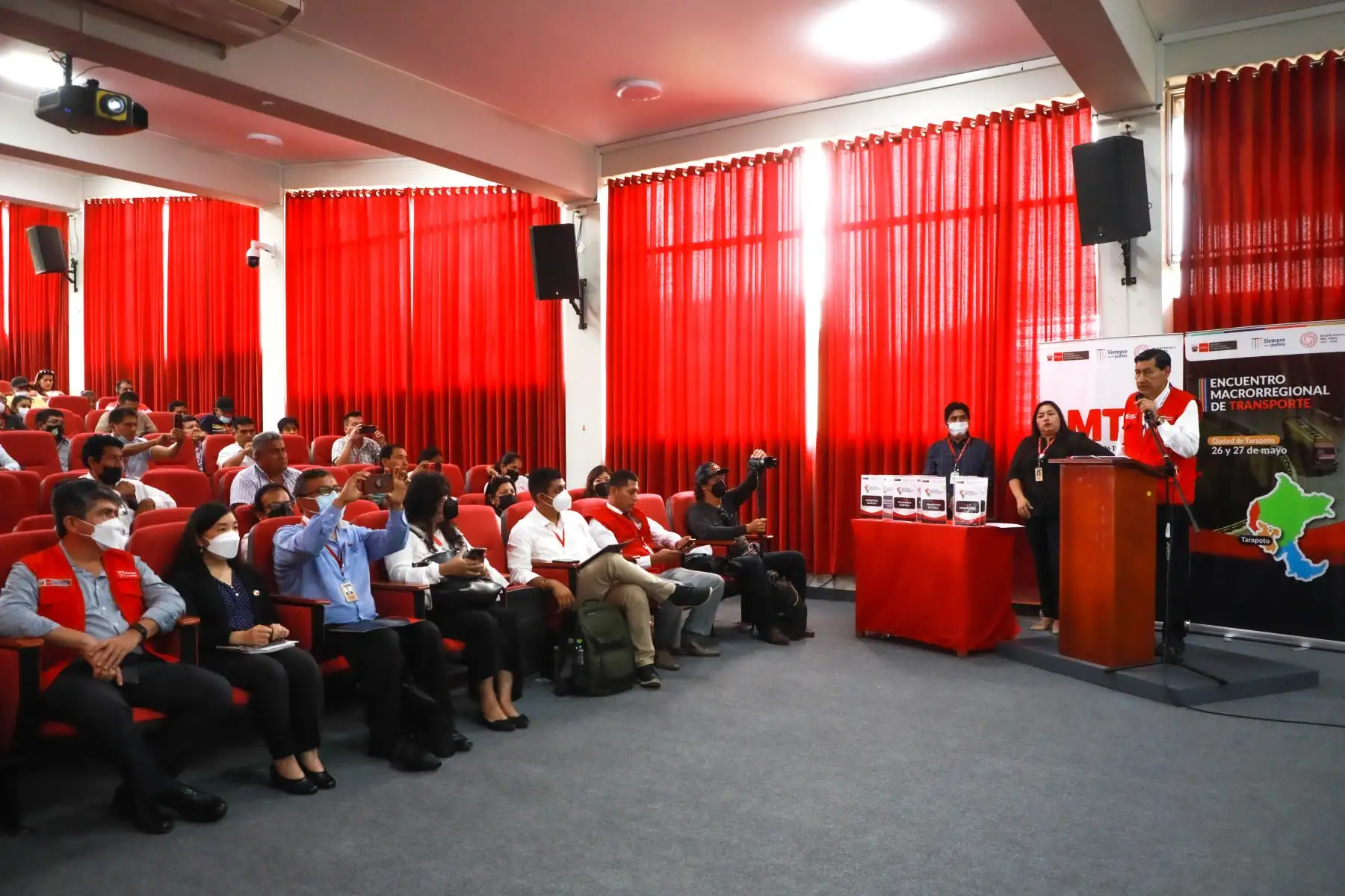 El ministro de Transportes y Comunicaciones, Juan Barranzuela Quiroga, inauguró el Encuentro Macrorregional de Transporte que reúne a autoridades, transportistas y representantes de la sociedad civil de San Martín, Ucayali, Loreto y Amazonas.
Foto: ANDINA/MTC