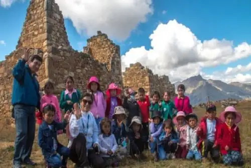 Los estudiantes de primaria de los colegios Raumate y Peña Colorada recorrieron el circuito del sector El Castillo y, finalmente, participaron de una charla de concientización.
