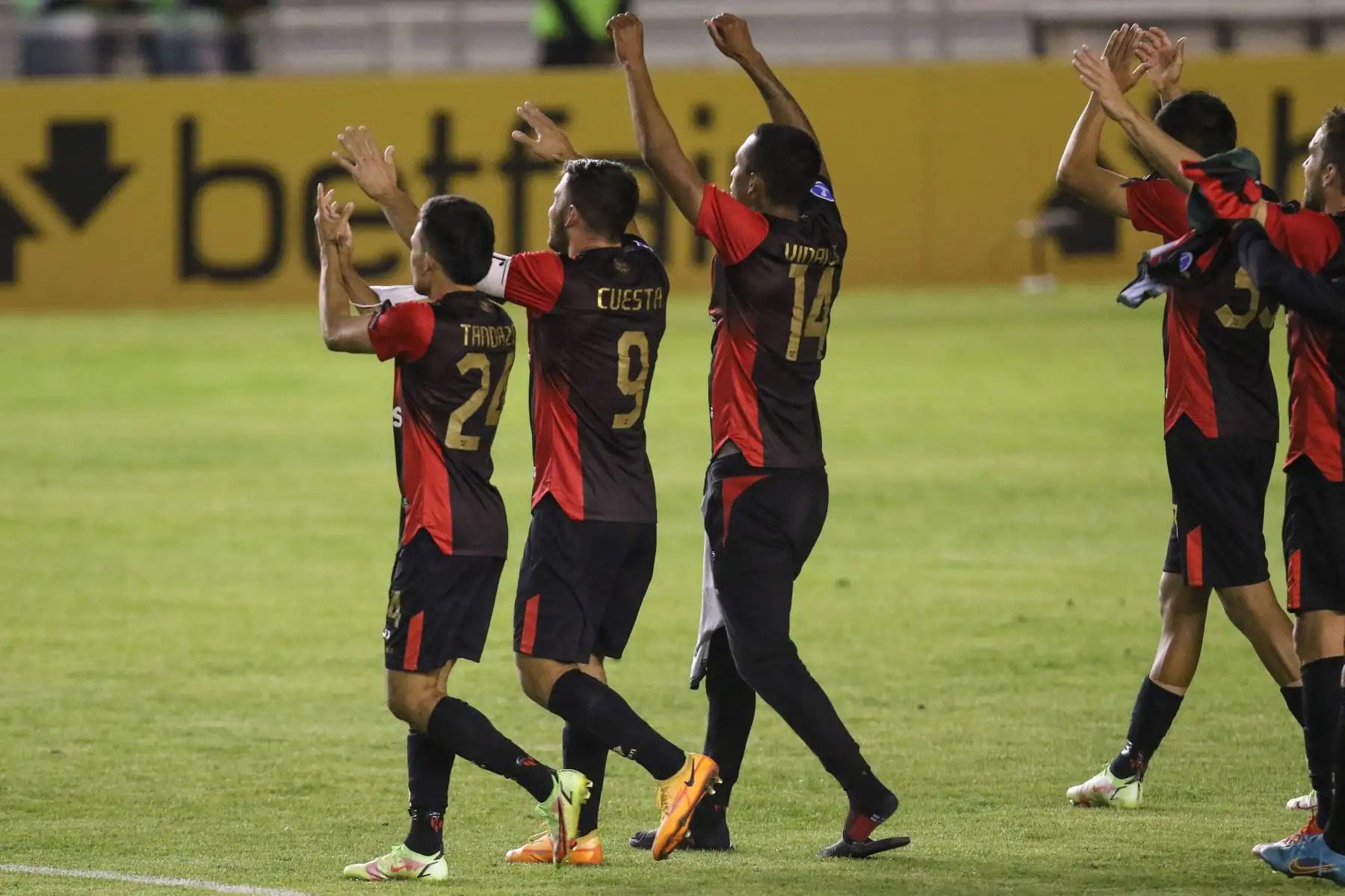 Los jugadores de Melgar de Perú celebran después de derrotar a Cuiabá de Brasil al final de su partido de fútbol de la fase de grupos de la Copa Sudamericana en el estadio Monumental de la UNSA en Arequipa, Perú, el 26 de mayo de 2022.
Foto: DeChalaca/ Fredy Salcedo