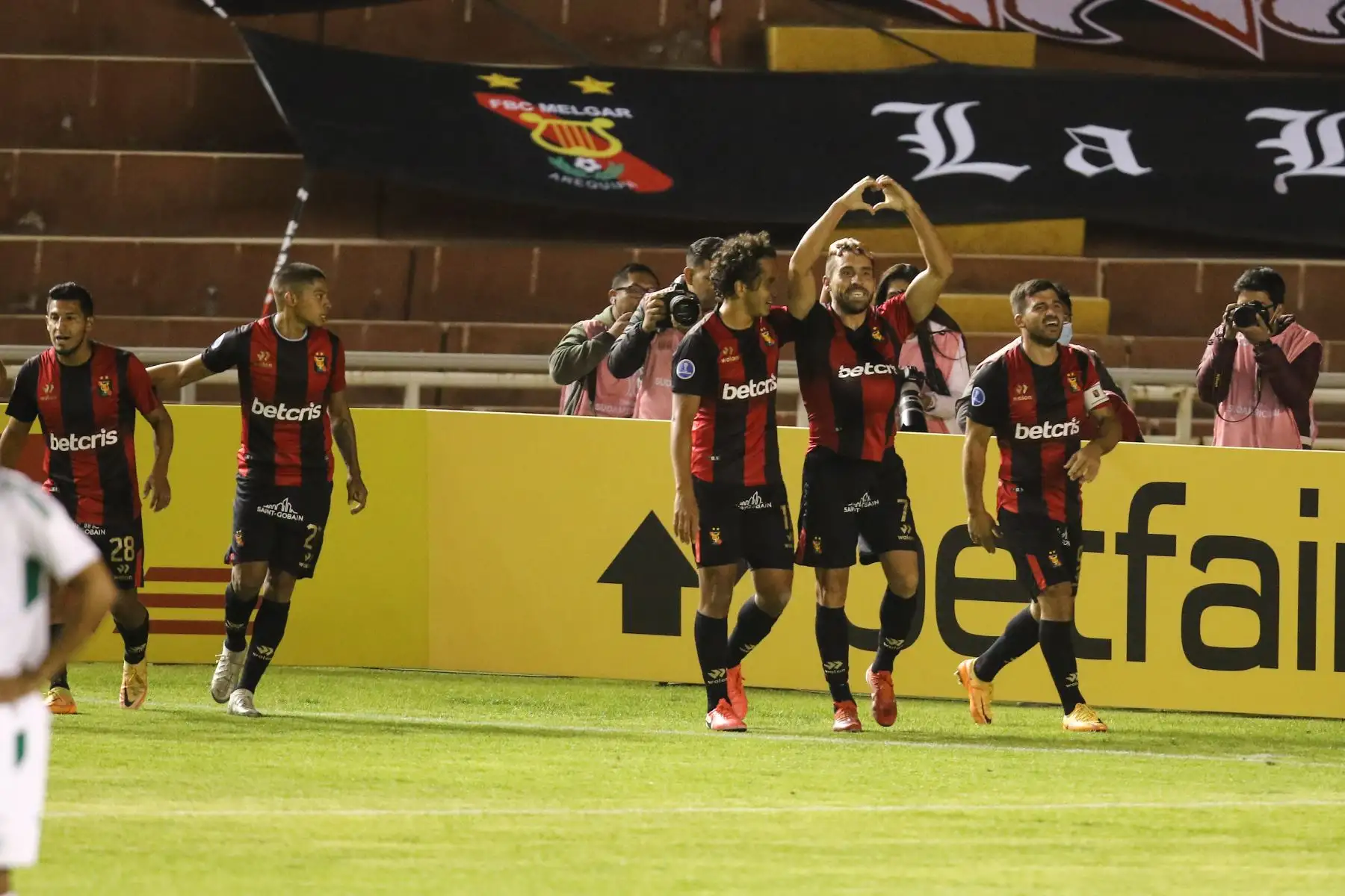 Los jugadores de Melgar de Perú celebran después de derrotar a Cuiabá de Brasil al final de su partido de fútbol de la fase de grupos de la Copa Sudamericana en el estadio Monumental de la UNSA en Arequipa, Perú, el 26 de mayo de 2022.
Foto: DeChalaca/ Fredy Salcedo
