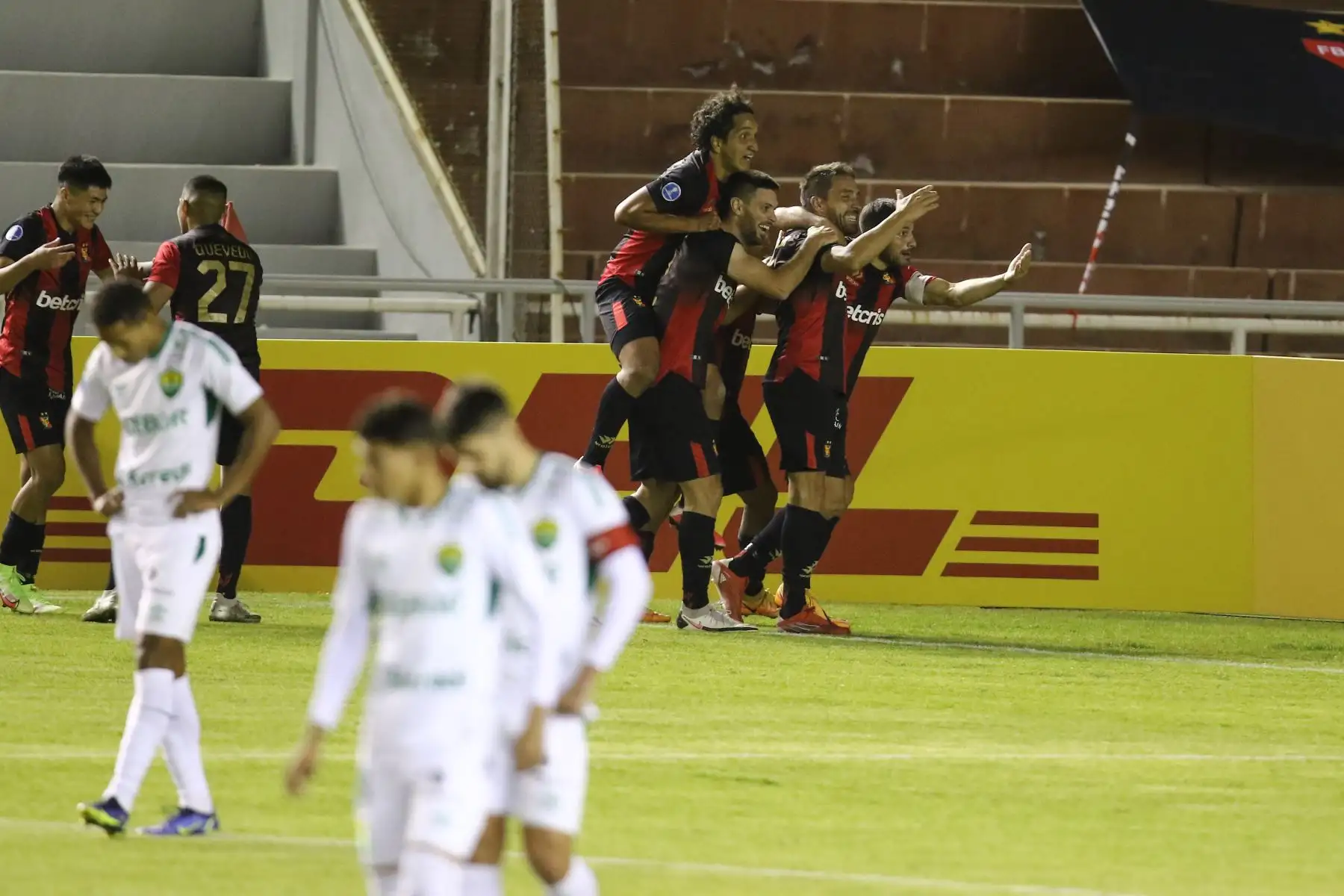Los jugadores de Melgar de Perú celebran después de derrotar a Cuiabá de Brasil al final de su partido de fútbol de la fase de grupos de la Copa Sudamericana en el estadio Monumental de la UNSA en Arequipa, Perú, el 26 de mayo de 2022.
Foto: DeChalaca/ Fredy Salcedo