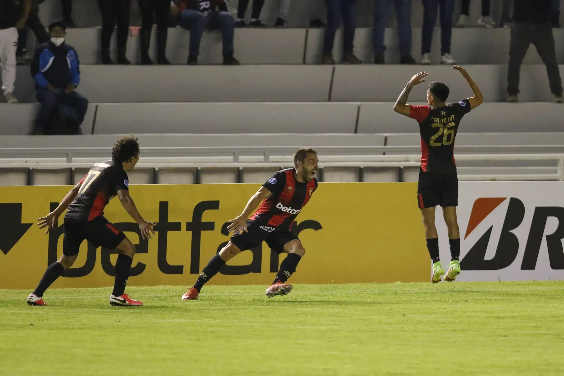 Los jugadores de Melgar de Perú celebran después de derrotar a Cuiabá de Brasil al final de su partido de fútbol de la fase de grupos de la Copa Sudamericana en el estadio Monumental de la UNSA en Arequipa, Perú, el 26 de mayo de 2022.
Foto: DeChalaca/ Fredy Salcedo
