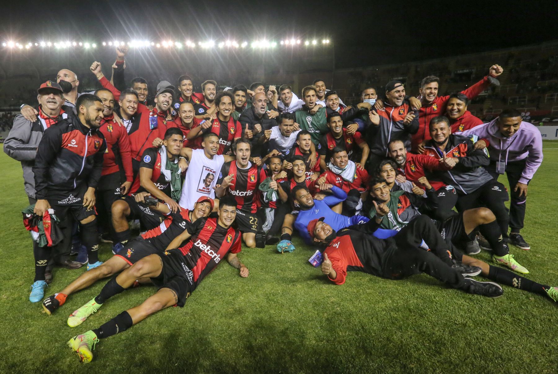 Los jugadores de Melgar de Perú celebran después de derrotar a Cuiabá de Brasil al final de su partido de fútbol de la fase de grupos de la Copa Sudamericana en el estadio Monumental de la UNSA en Arequipa, Perú, el 26 de mayo de 2022.
Foto: DeChalaca/ Fredy Salcedo