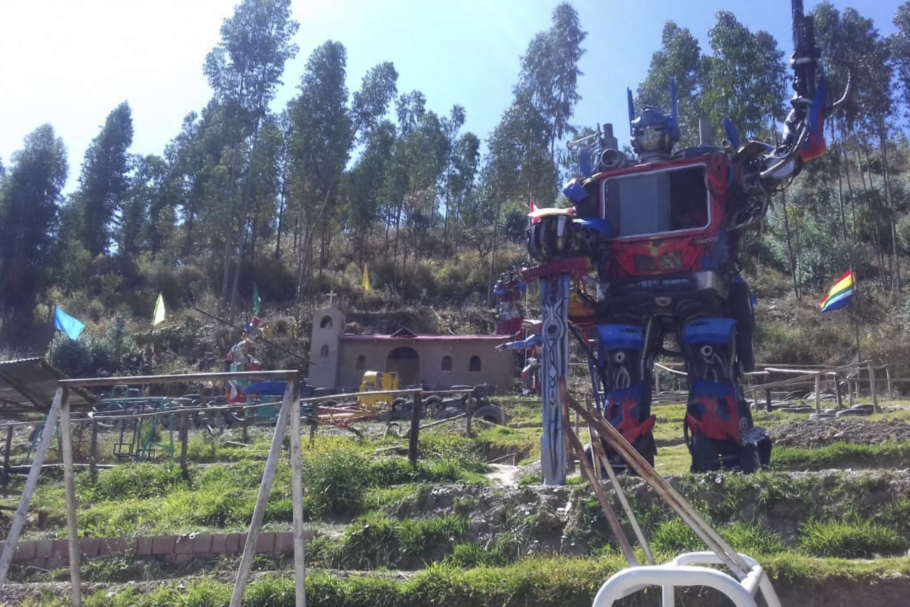 El parque temático Chimparuna, en la región Cusco, se caracteriza por esculturas gigantes hechas con neumáticos desechados. Foto: ANDINA/Neviza TV.