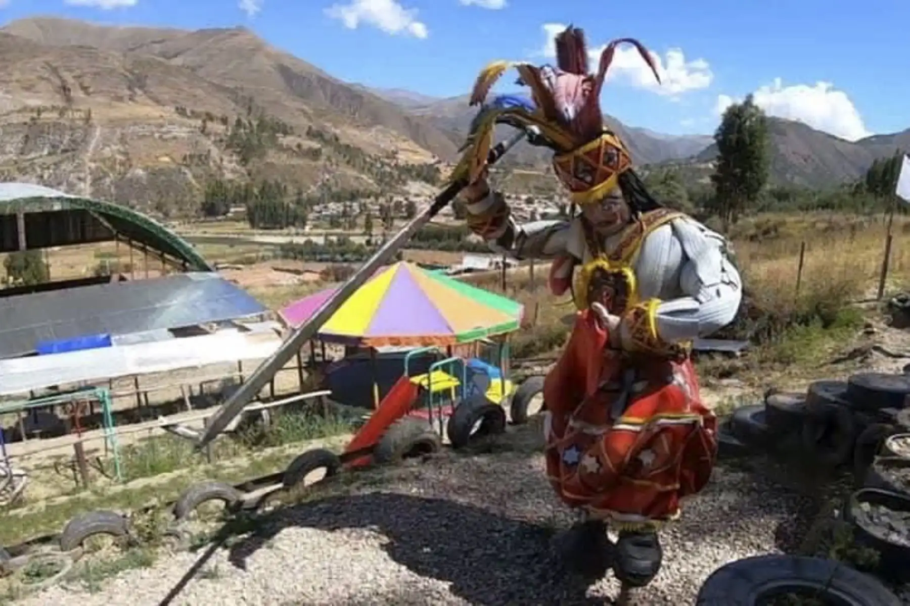 El parque temático Chimparuna, en la región Cusco, se caracteriza por esculturas gigantes hechas con neumáticos desechados. Foto: ANDINA/Neviza TV