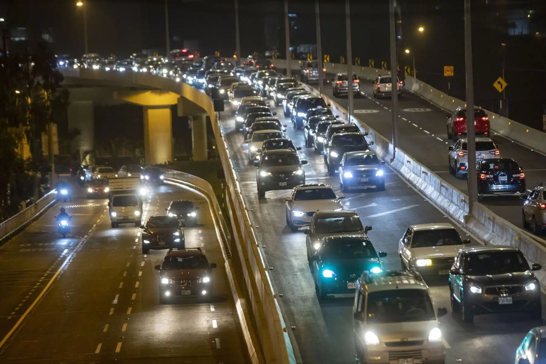 El paso a desnivel en el óvalo Monitor Huáscar permitirá que el 85% de la carga vehicular del sector se desplace por el viaducto en tan solo de 2 a 3 minutos, dejando libre la parte baja para los cruces entre las avenidas Javier Prado Este, Las Palmeras y El Golf Los Incas. Foto: ANDINA/Carla Patiño