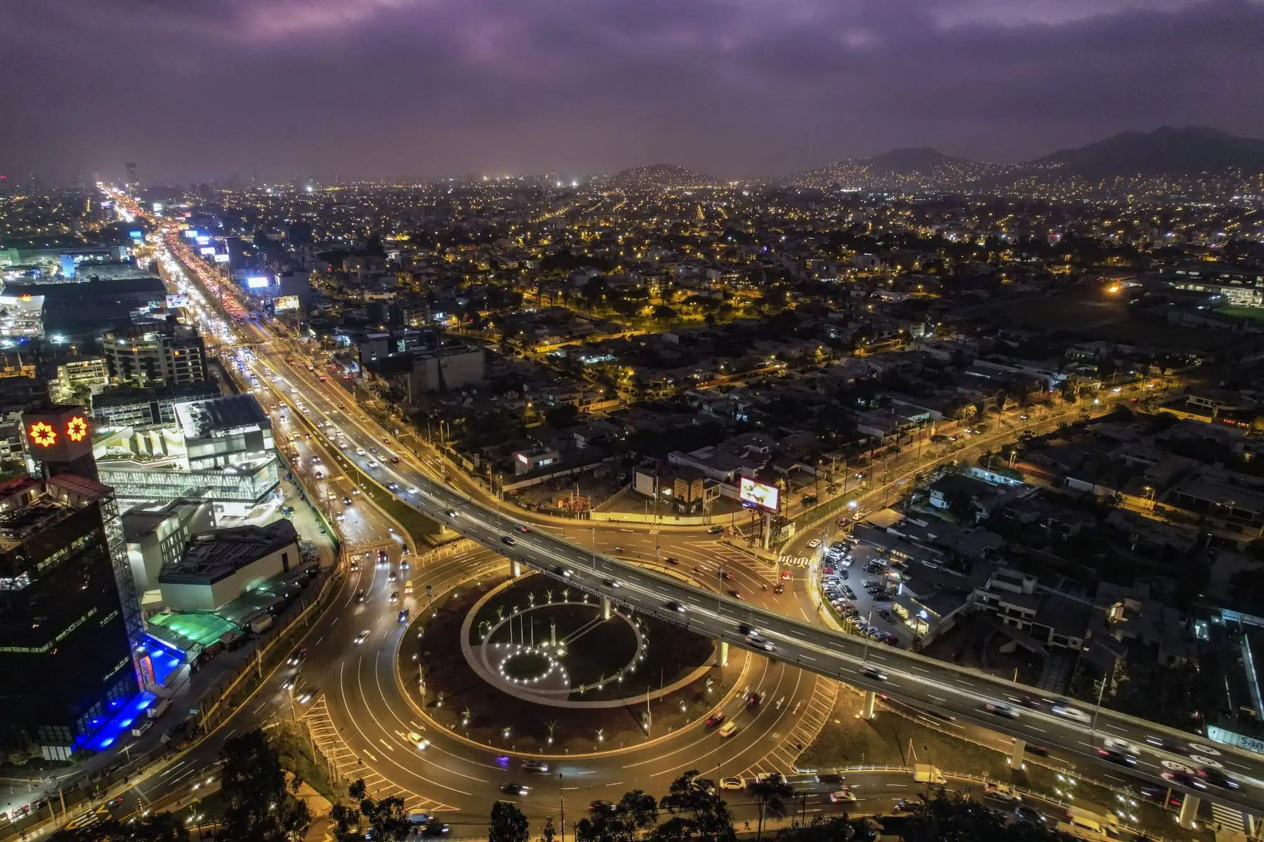 Igualmente, dicha cifra se utilizó para la construcción de veredas y colocación de más de 70 semáforos inteligentes, 14,600 m2 de áreas verdes y rampas de accesibilidad a nivel de superficie. Foto: ANDINA/Carla Patiño