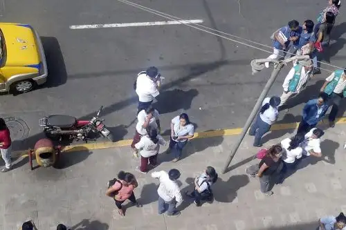 Algunas personas ganaron las calles por el sismo de magnitud 5.3 en Ica, el tercero que se registra en el país en lo que va del día. Foto: Foto: internet/medios.