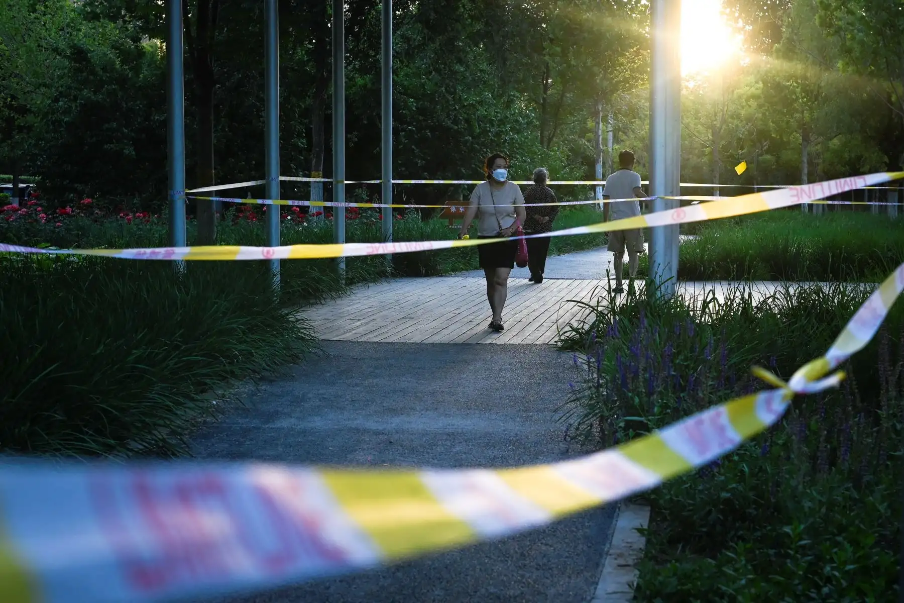 La gente pasa por áreas acordonadas en medio de la pandemia de covid-19 en Beijing. Foto: AFP
