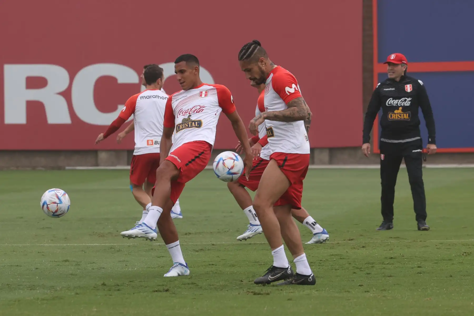 La selección peruana en su cuarto día de entrenamiento en la Videna. Paolo Guerrero y Christofer Gonzales durante los entrenamientos: ANDINA/Melina Mejía