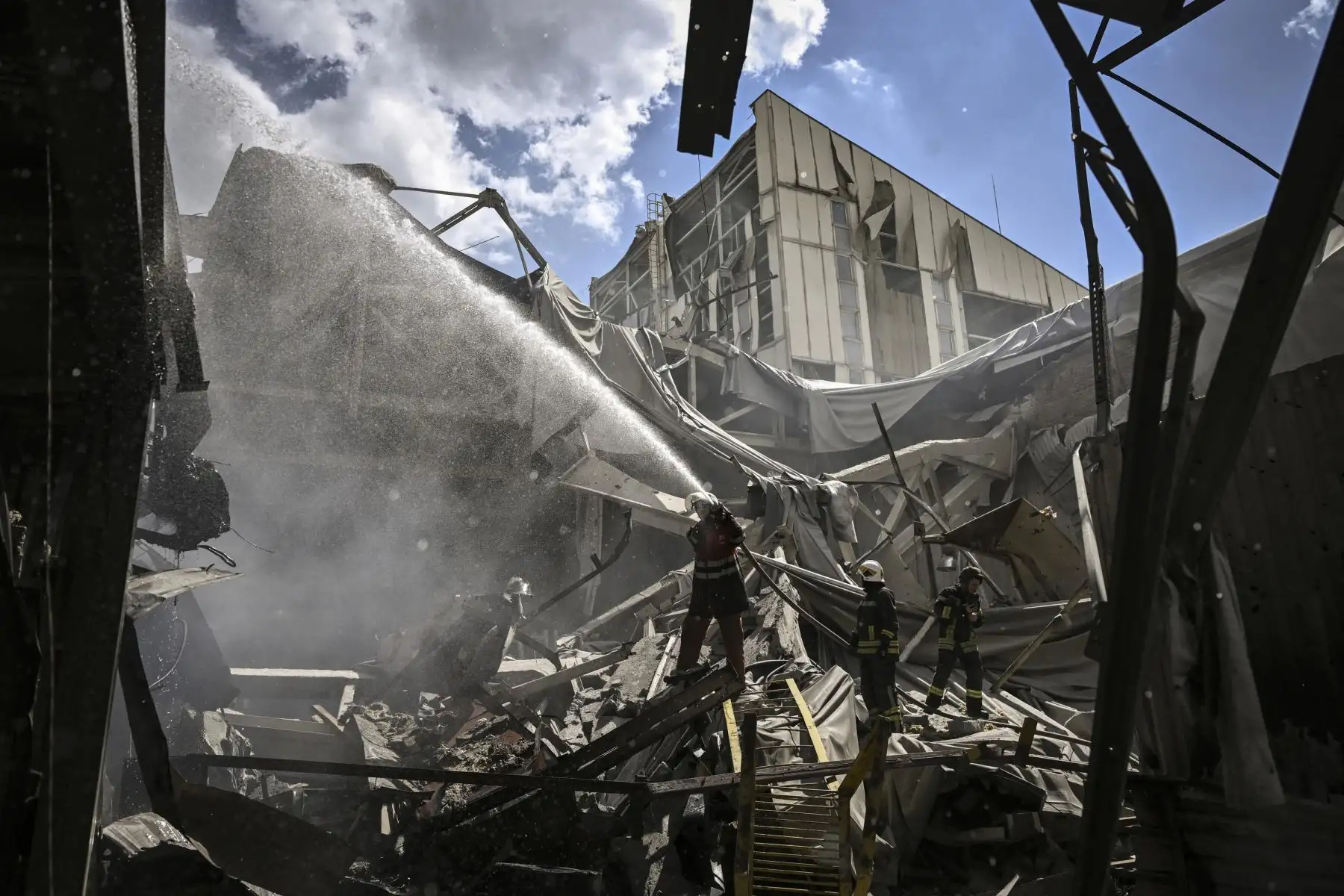 Bomberos extinguen un incendio en una fábrica de yeso después de un bombardeo en la ciudad de Bakhmut en la región oriental de Ucrania de Donbas. Foto: AFP