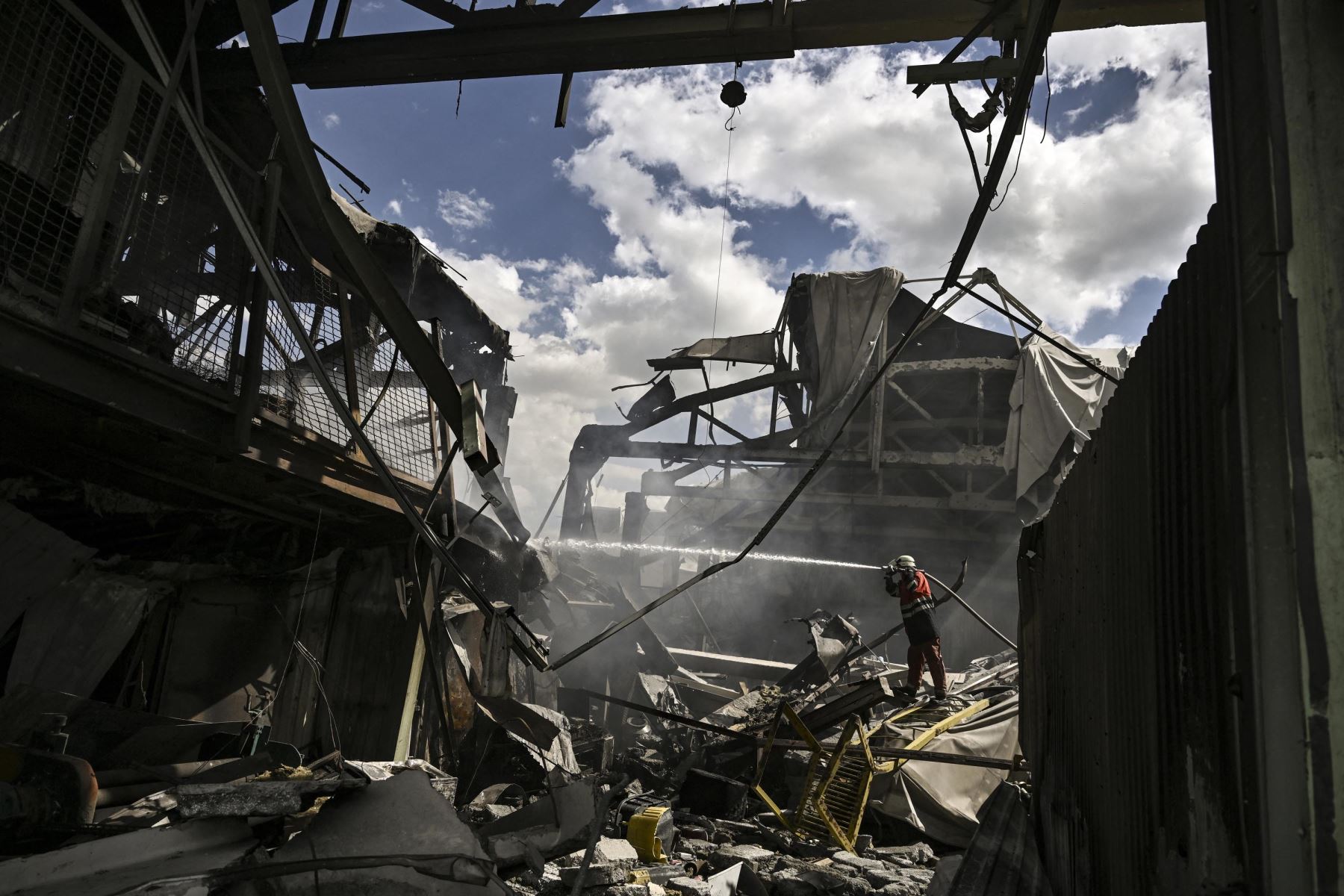 Bomberos extinguen un incendio en una fábrica de yeso después de un bombardeo en la ciudad de Bakhmut en la región oriental de Ucrania de Donbas. Foto: AFP