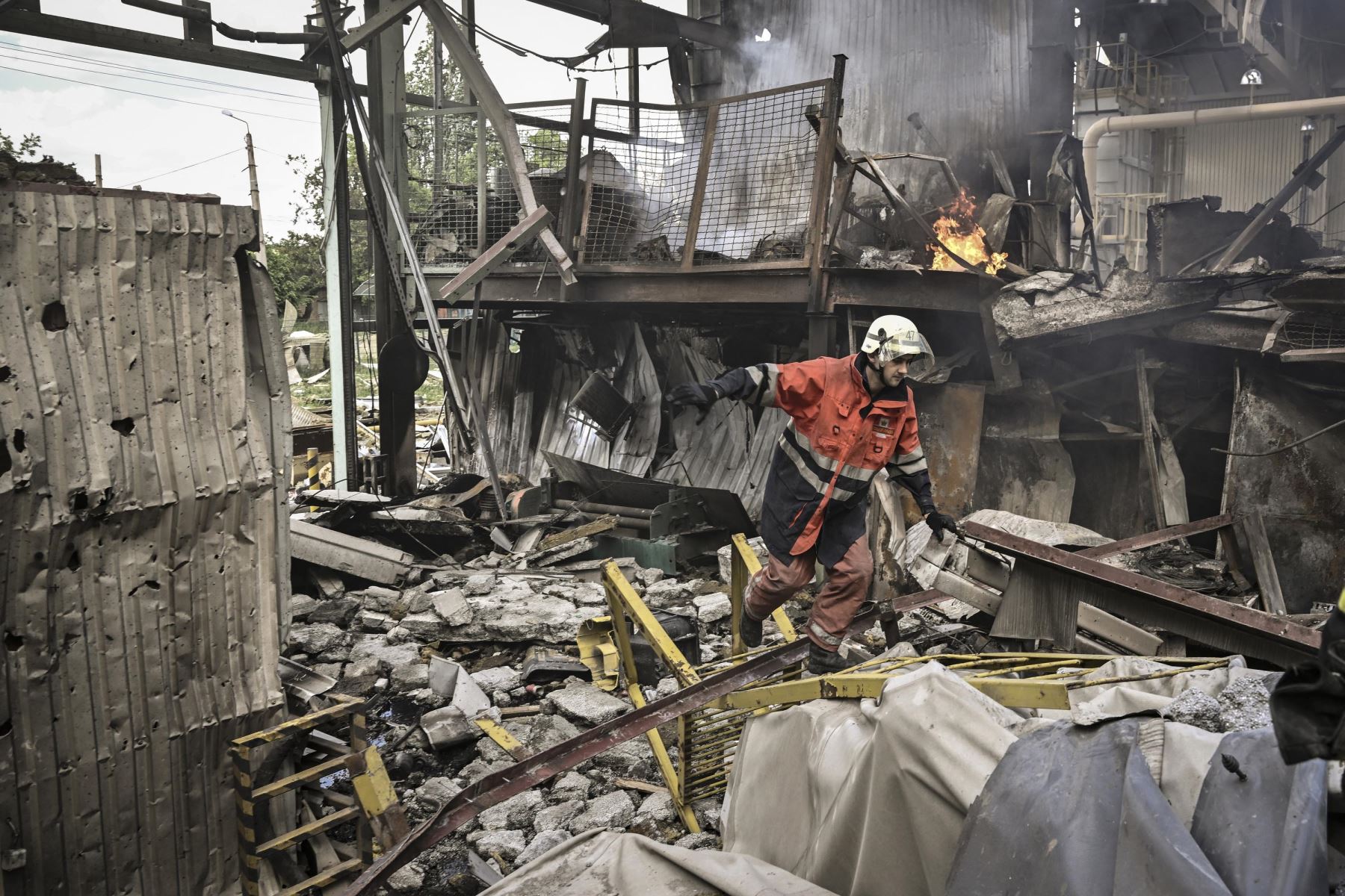Bomberos extinguen un incendio en una fábrica de yeso después de un bombardeo en la ciudad de Bakhmut en la región oriental de Ucrania de Donbas. Foto: AFP