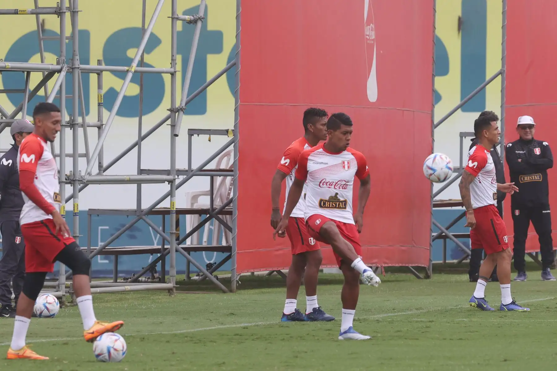 La selección peruana en su cuarto día de entrenamiento en la Videna.  Crhistofer Gonzales,  Aquino,   Araujo durante los entrenamientos: ANDINA/Melina Mejía