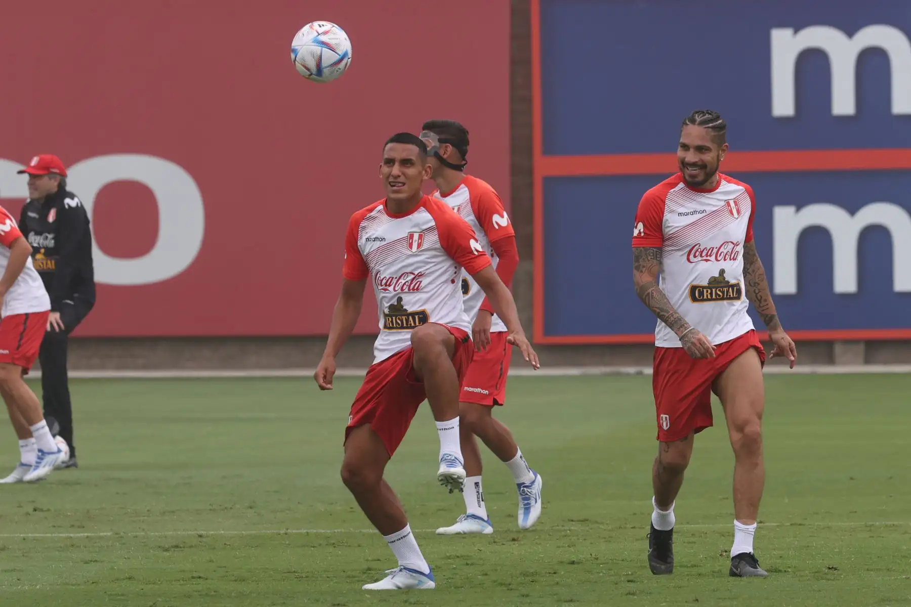La selección peruana en su cuarto día de entrenamiento en la Videna.  Alex Valera y Paolo Guerrero durante los entrenamientos: ANDINA/Melina Mejía
