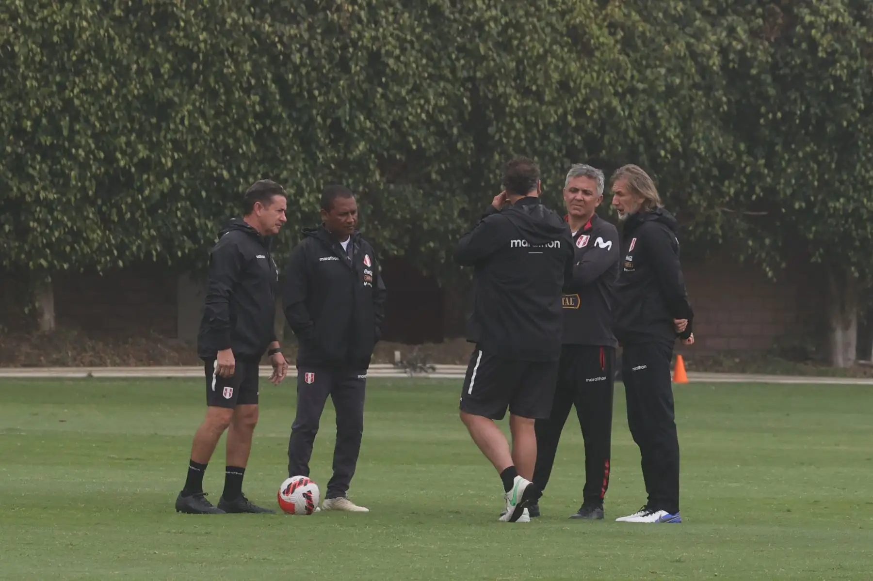 La selección peruana en su cuarto día de entrenamiento en la Videna.  Gareca junto al comando técnico. : ANDINA/Melina Mejía