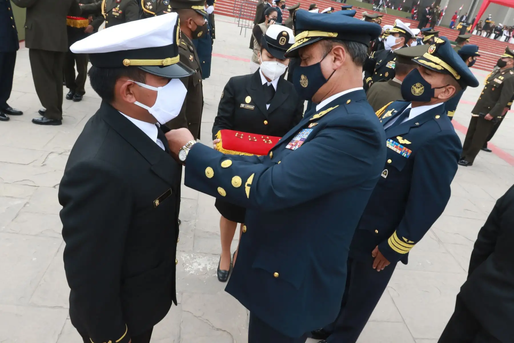 Fuerzas Armadas imponen el Cintillo de Operaciones de Paz a cascos azules peruanos.Foto: ANDINA/Héctor Vinces