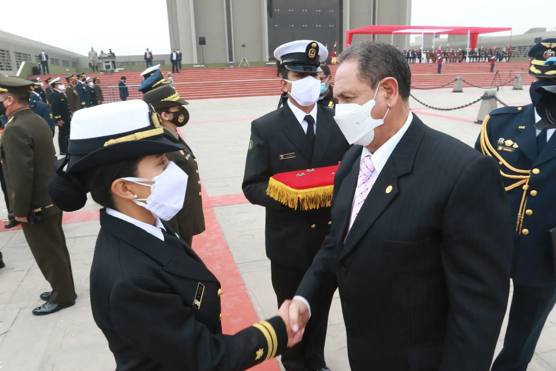 Ministro de defensa, José Luis Gavidia Arrascue, y altos mandos de las Fuerzas Armadas imponen el Cintillo de Operaciones de Paz a cascos azules peruanos.Foto: ANDINA/Héctor Vinces