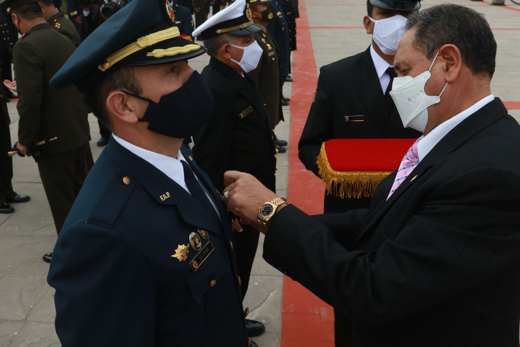 Ministro de defensa, José Luis Gavidia Arrascue, y altos mandos de las Fuerzas Armadas imponen el Cintillo de Operaciones de Paz a cascos azules peruanos.Foto: ANDINA/Héctor Vinces
