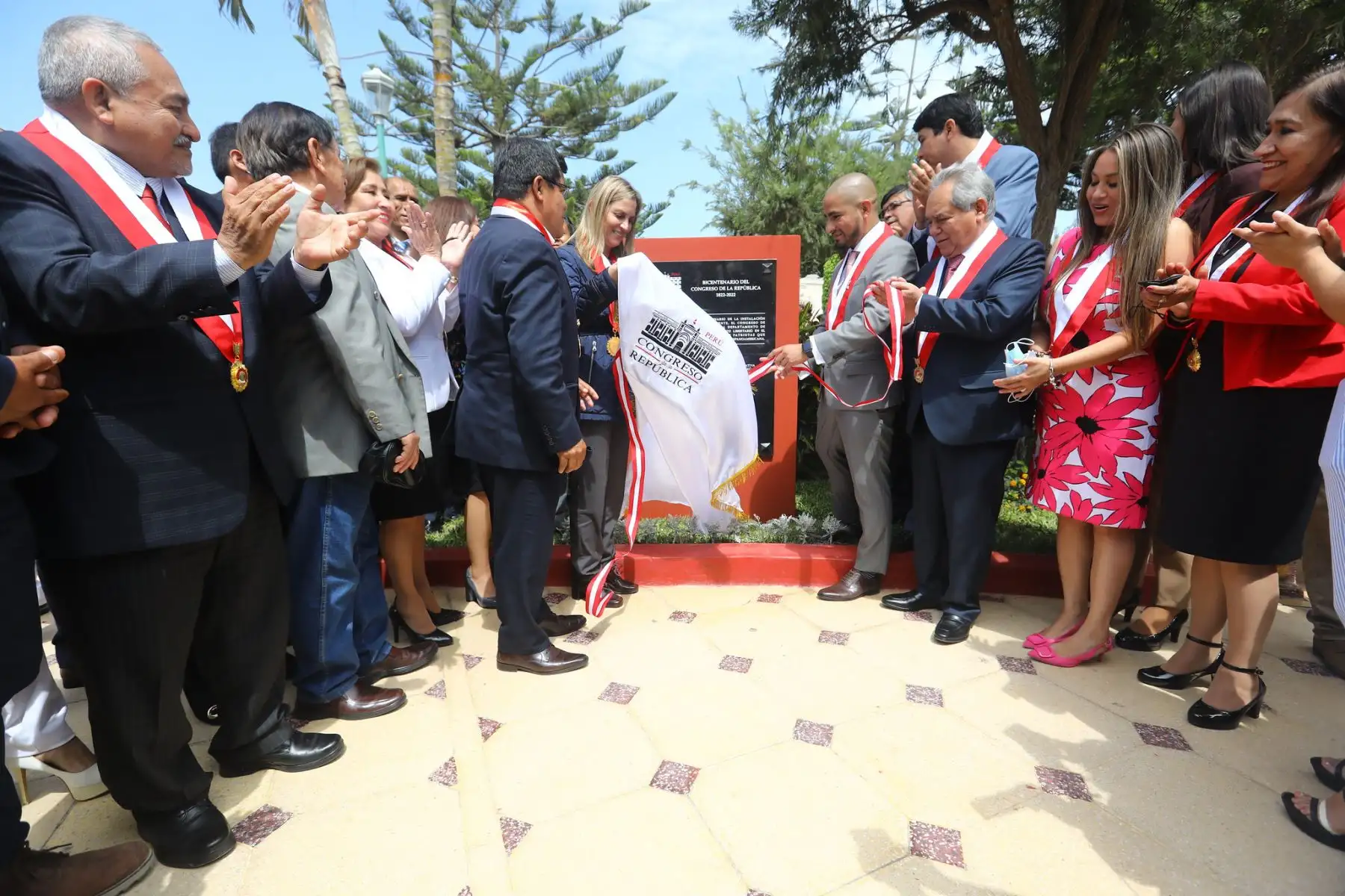 Presidenta del Congreso,  Maricarmen Alva Prieto participa en la ceremonia de develamiento de la placa conmemorativa por los primeros doscientos años de funcionamiento del Congreso de la República, realizado en la Plaza de Armas de Lambayeque.
Foto: ANDINA/Congreso de la República