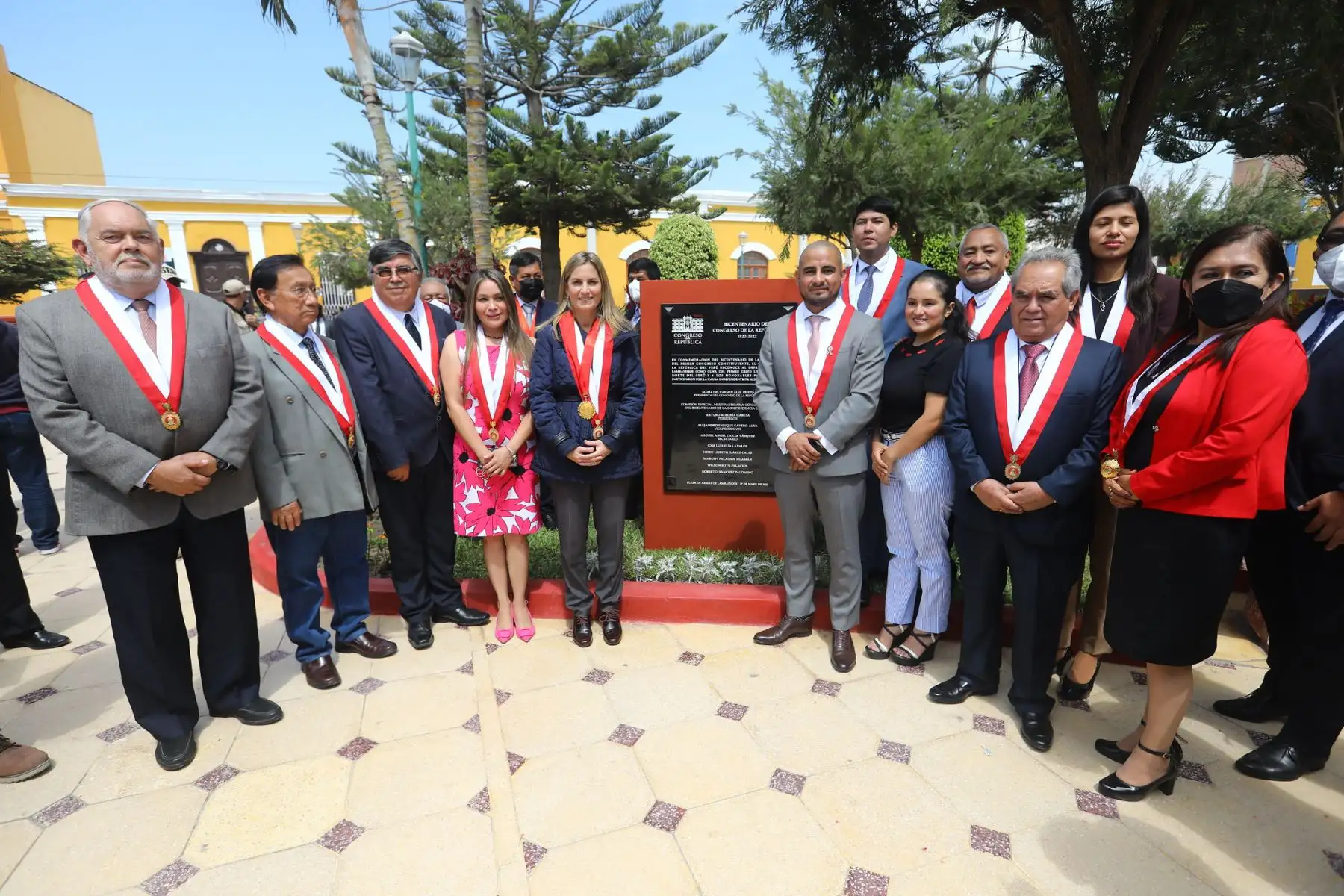 Presidenta del Congreso,  Maricarmen Alva Prieto participa en la ceremonia de develamiento de la placa conmemorativa por los primeros doscientos años de funcionamiento del Congreso de la República, realizado en la Plaza de Armas de Lambayeque.
Foto: ANDINA/Congreso de la República