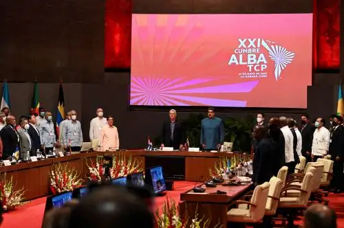 El ALBA, un foro que nació en 2004 en respuesta al fallido proyecto de Washington para crear el Área de Libre Comercio de las Américas (ALCA), está integrada por Cuba, Venezuela, Nicaragua, Bolivia, San Cristóbal y Nieves; Dominica, Antigua y Barbuda, Santa Lucía, San Vicente y Granadinas, y Granada. Foto: AFP