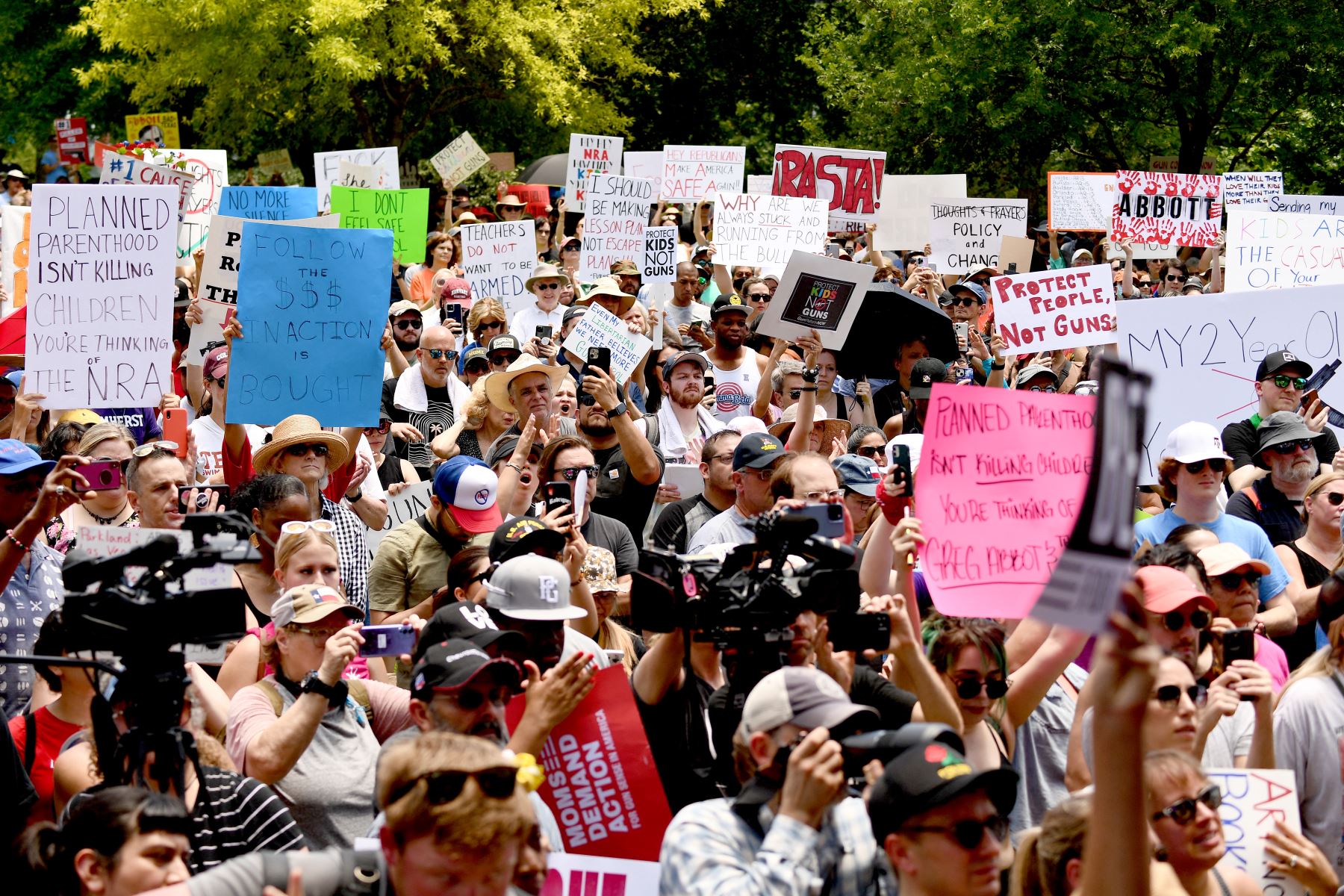 Masacre en Texas: miles protestan en Houston contra convención del \"lobby\" de armas