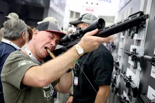 La NRA ha sido un defensor clave de una industria que ha producido más de 139 millones de armas para el mercado comercial durante las dos décadas desde 2000, incluidos 11,3 millones solo en 2020, según datos del gobierno. Foto: AFP