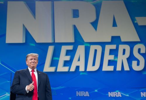 En esta foto de archivo tomada el 26 de abril del 2019, se ve al entonces presidente de los EE. UU. Donald Trump, en la convención de la Asociación Nacional del Rifle o NRA por sus siglas en inglés. Foto: AFP