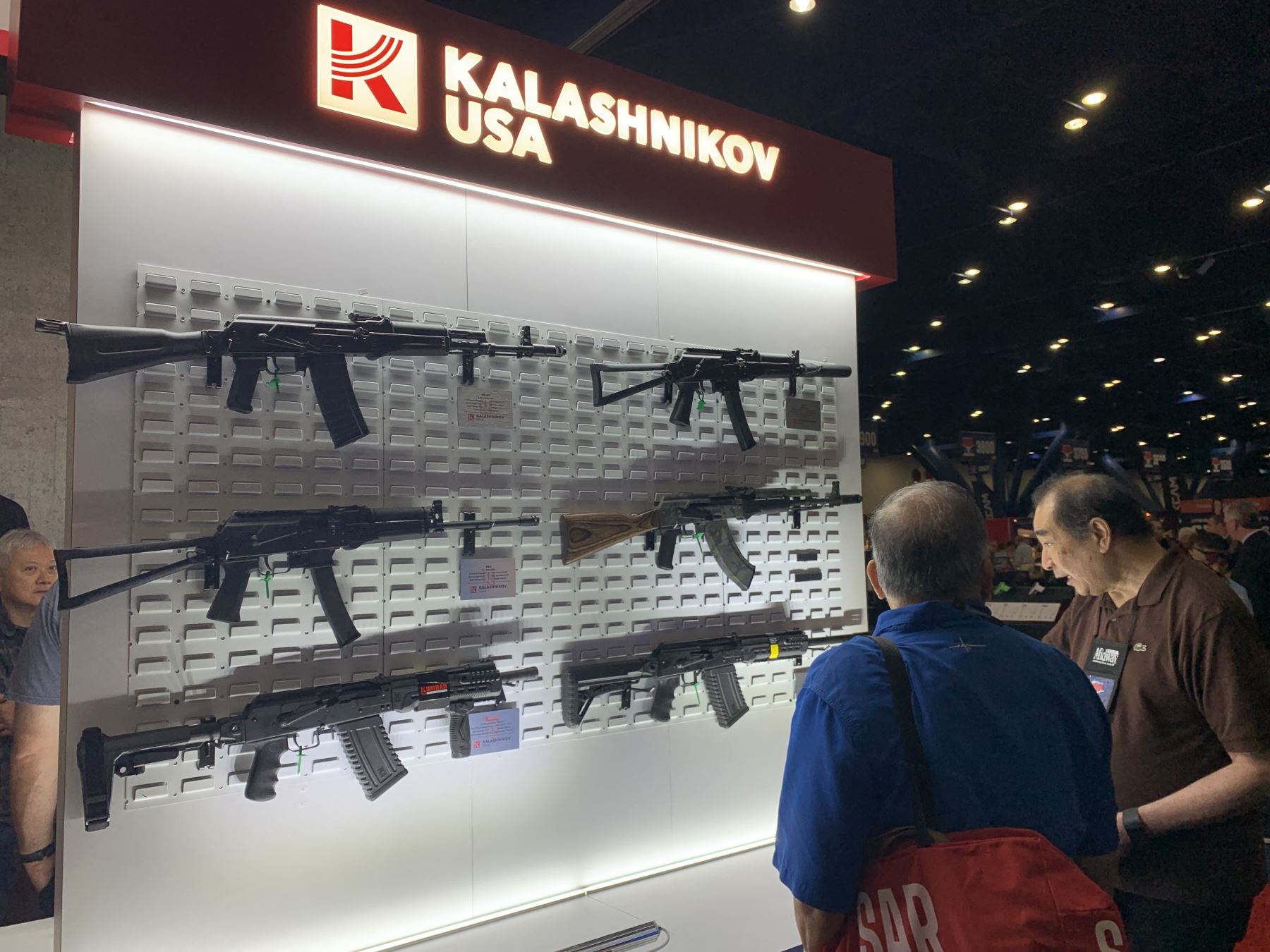 La gente mira las armas semiautomáticas en el stand de Kalashnikov dentro de la Reunión Anual de la Asociación Nacional del Rifle en el Centro de Convenciones George R. Brown, el 27 de mayo de 2022, en Houston, Texas. 
Foto: AFP