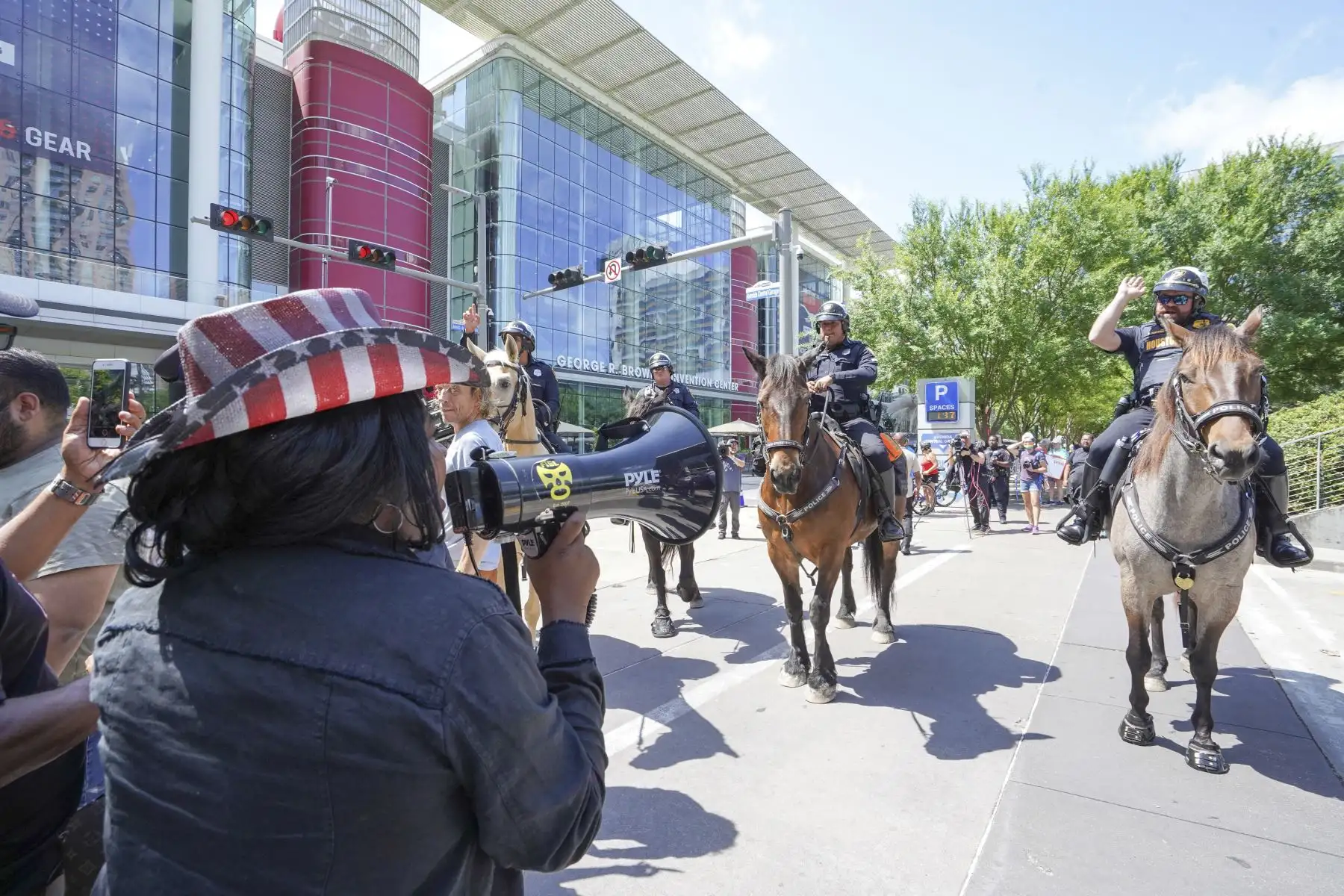 Agentes de la policía montada de Houston se enfrentan a activistas por los derechos de las armas fuera de la Reunión Anual de la Asociación Nacional del Rifle en el Centro de Convenciones George R. Brown, el 27 de mayo de 2022, en Houston, Texas. 
Foto: AFP